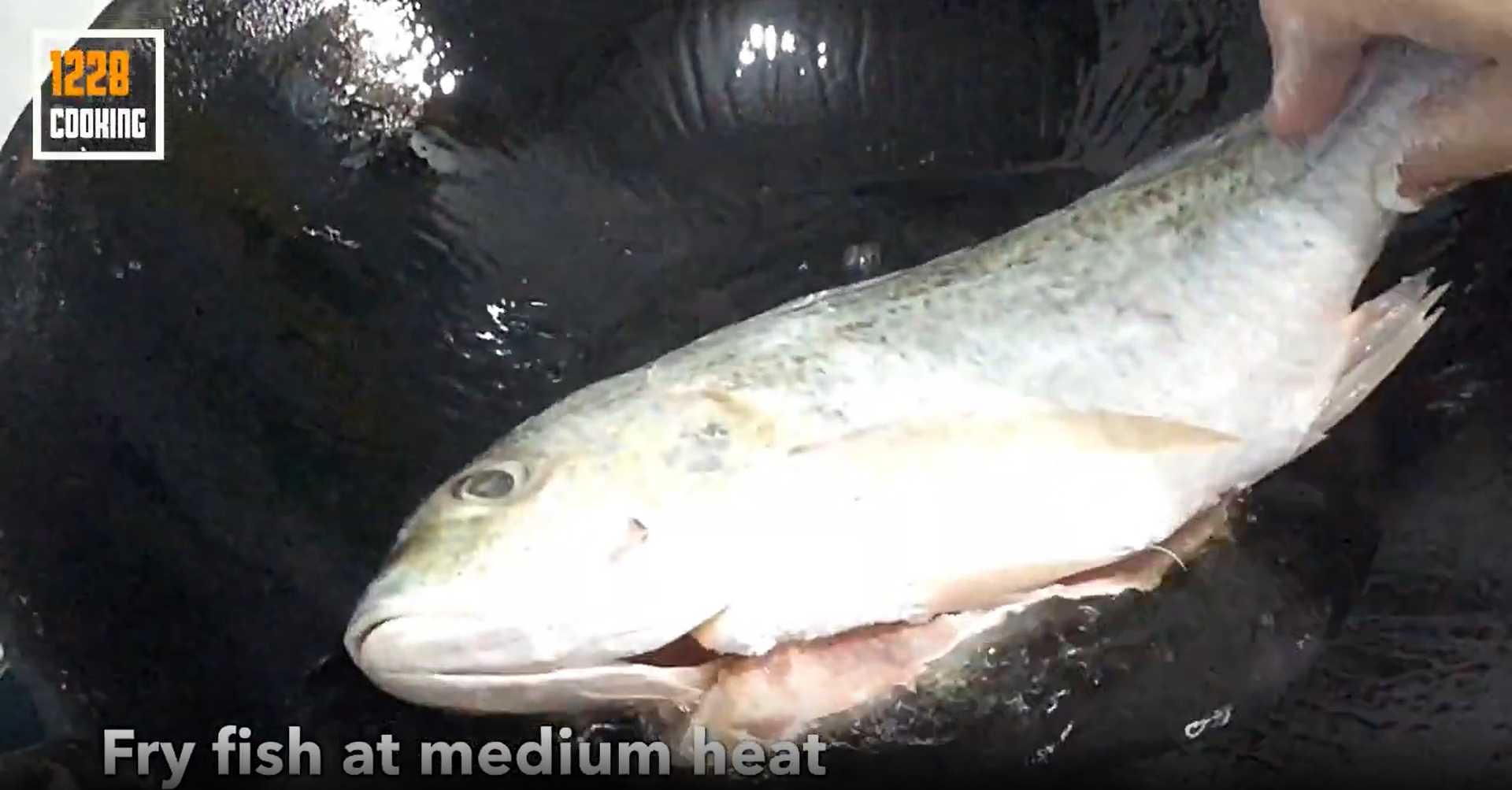 Poisson frit à la sauce aux haricots épicée - Étape 2