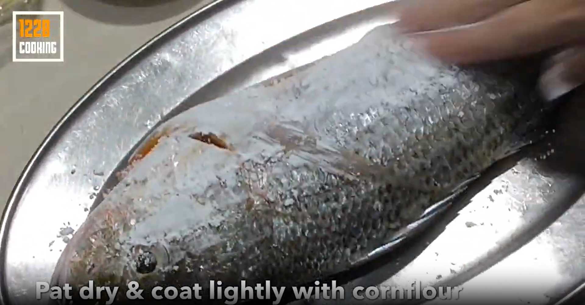 Poisson frit à la sauce aux haricots épicée - Étape 1