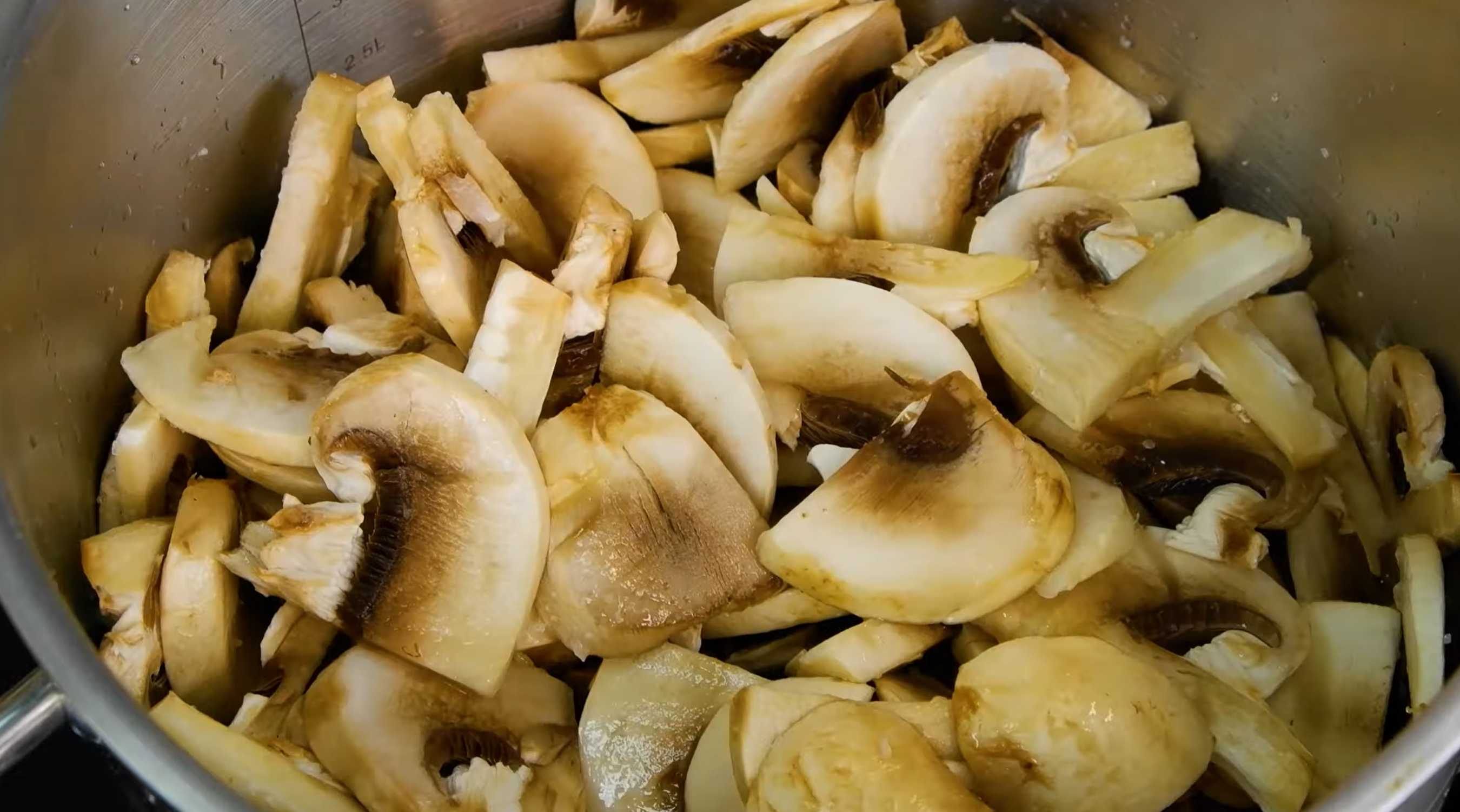 Solyanka autoclavée aux champignons - Étape 1