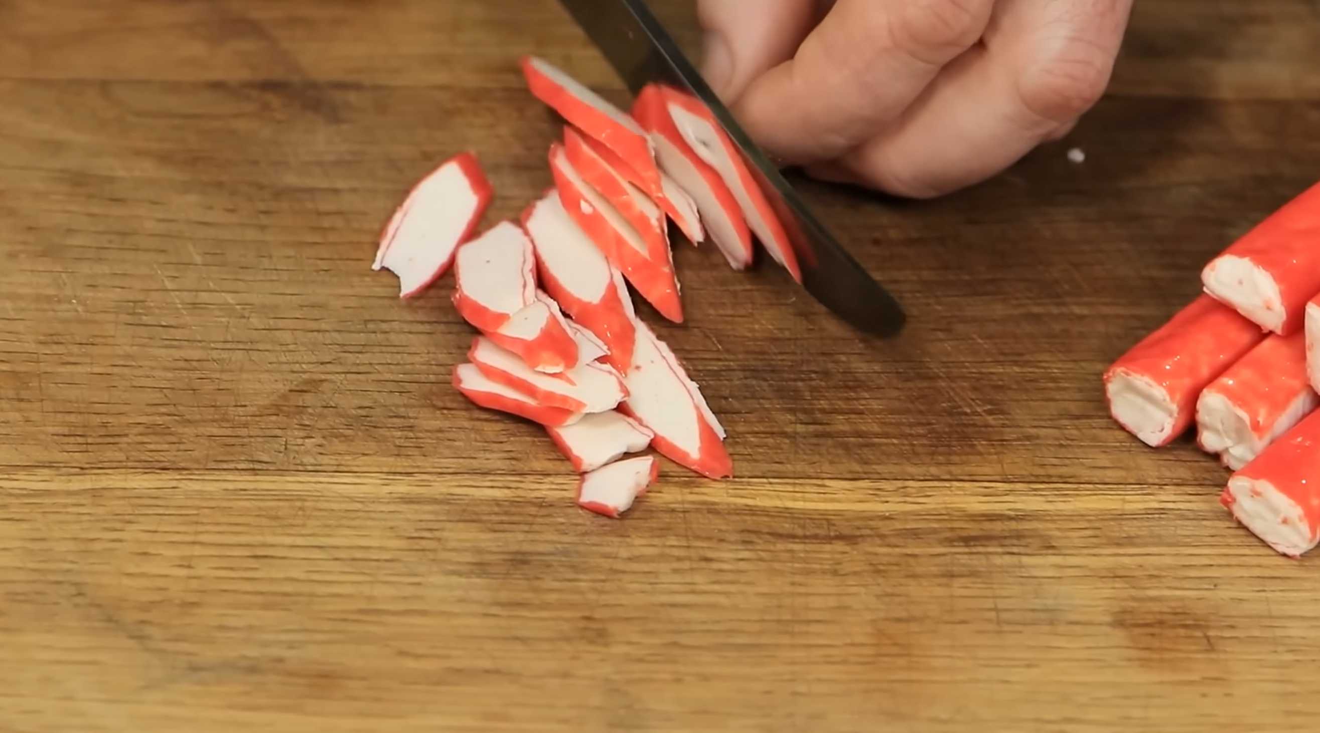 Salade de bâtonnets de crabe et de tomates - Étape 3