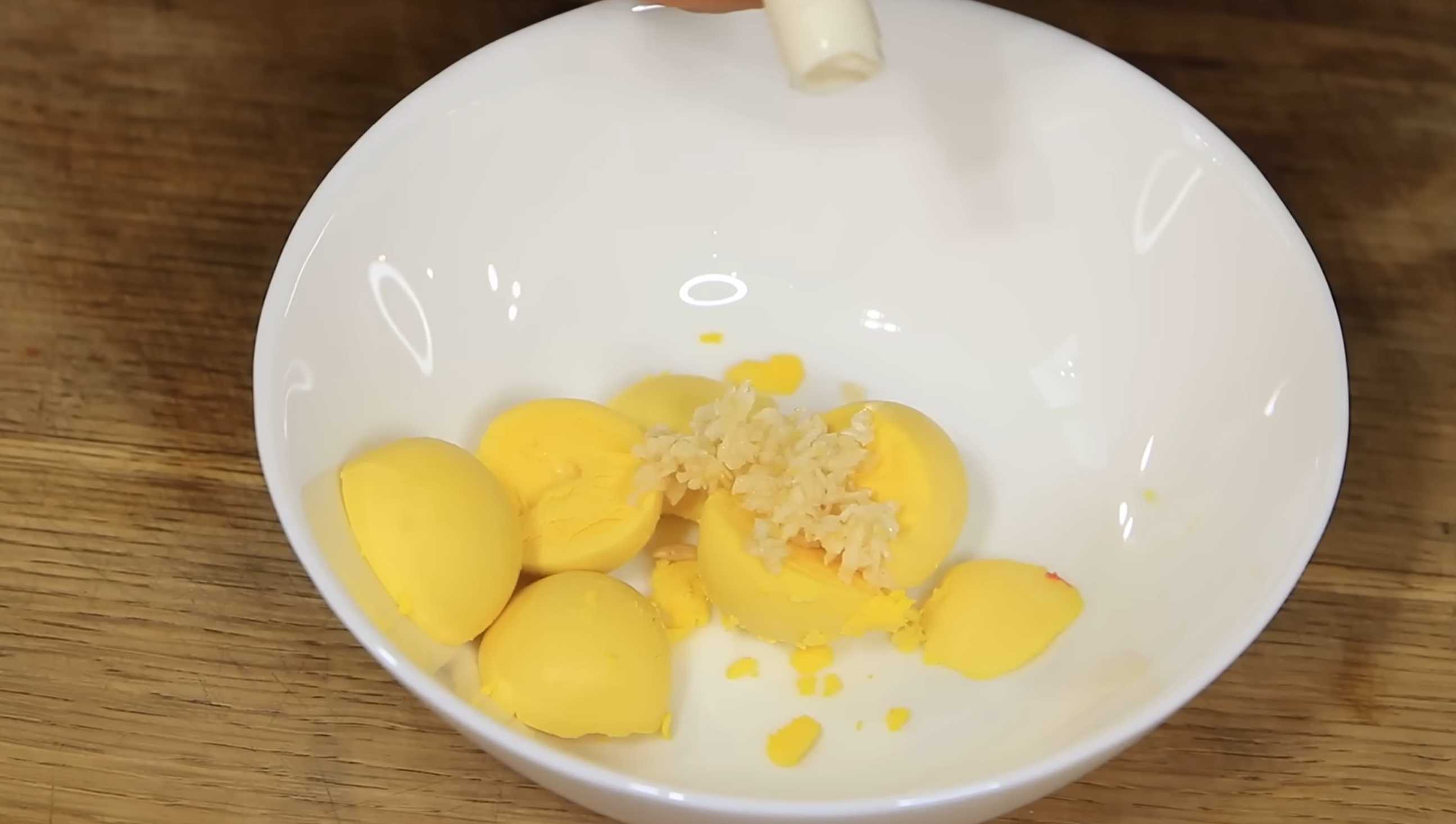 Salade de bâtonnets de crabe et de tomates - Étape 7