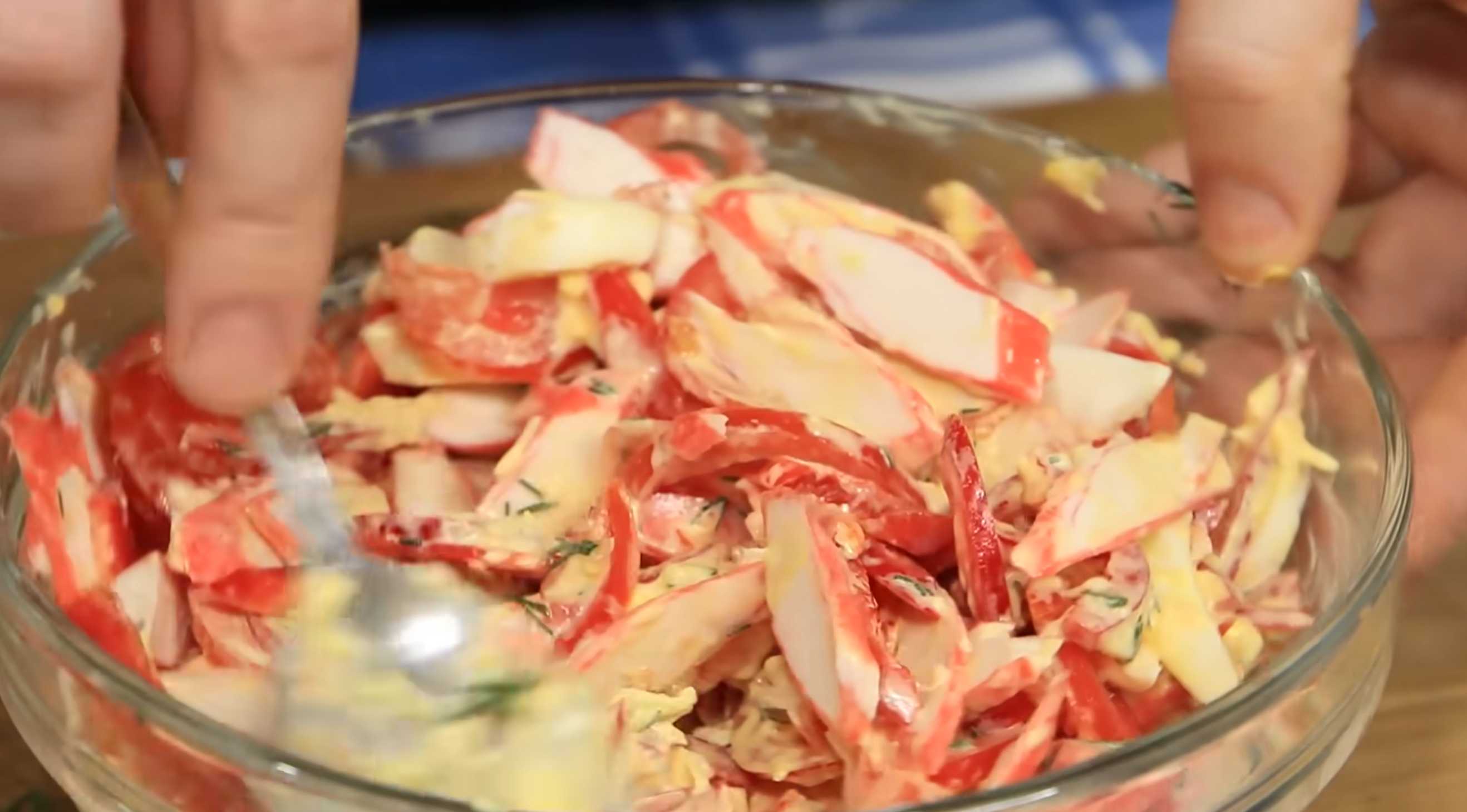 Salade de bâtonnets de crabe et de tomates - Étape 10