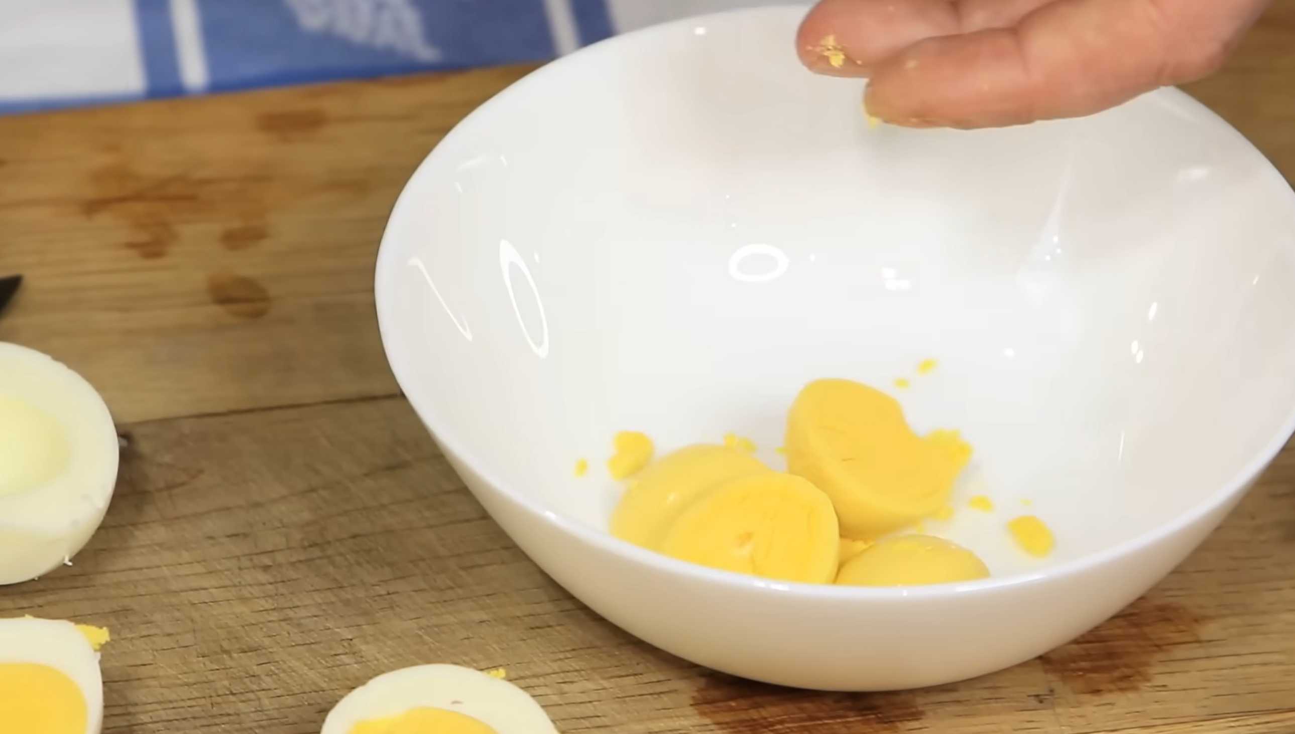 Salade de bâtonnets de crabe et de tomates - Étape 1