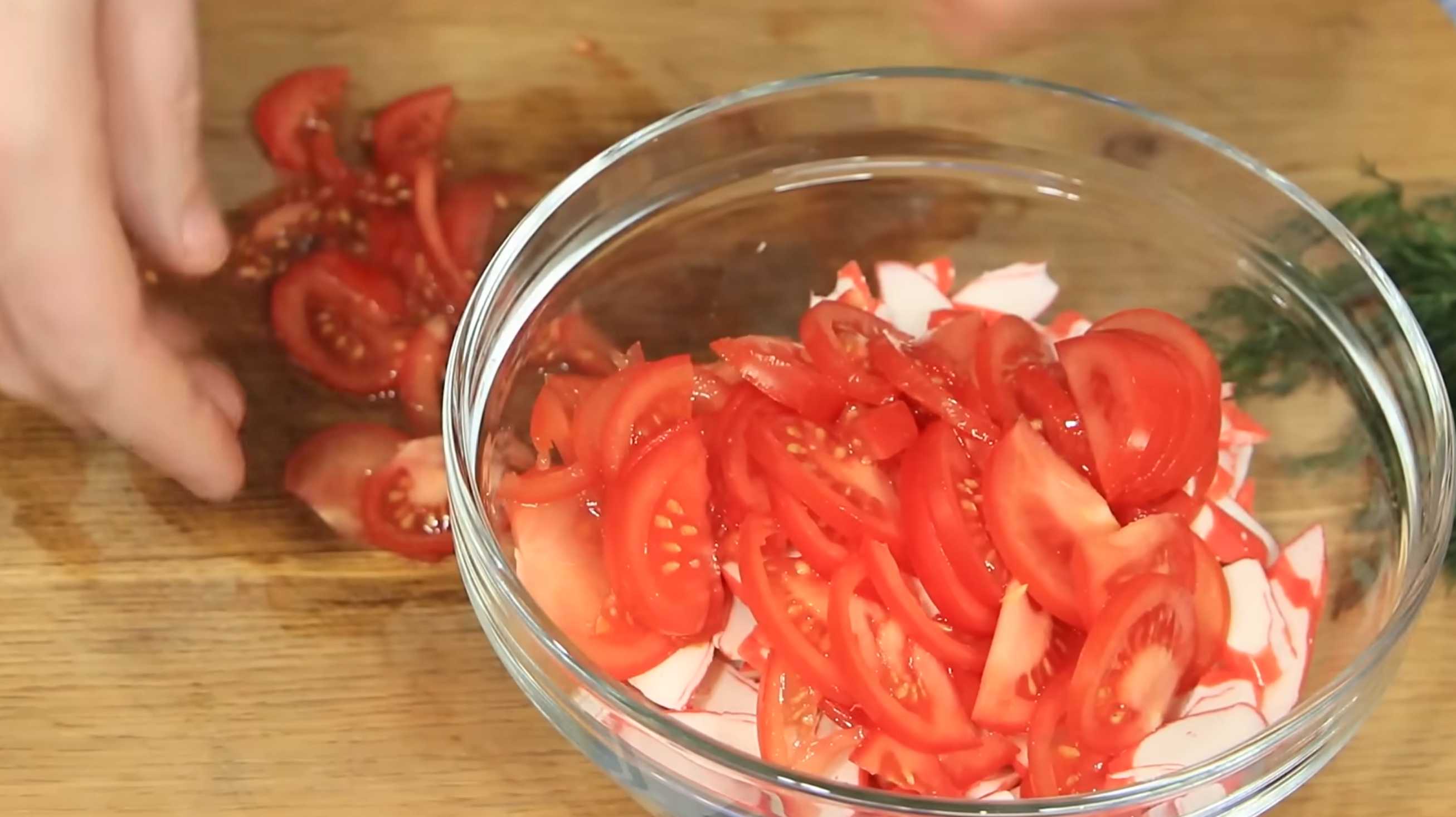 Salade de bâtonnets de crabe et de tomates - Étape 4