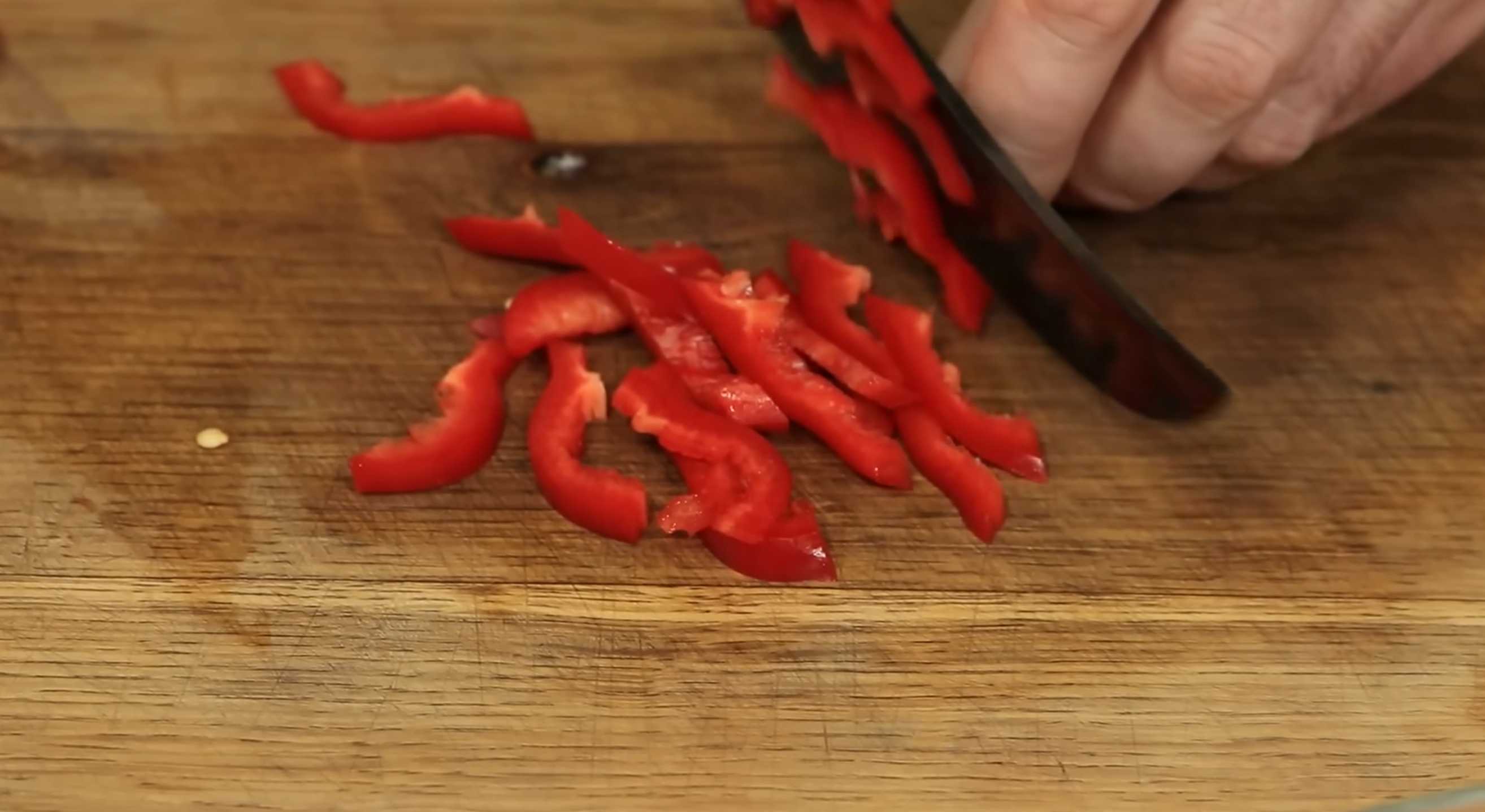 Salade de bâtonnets de crabe et de tomates - Étape 5