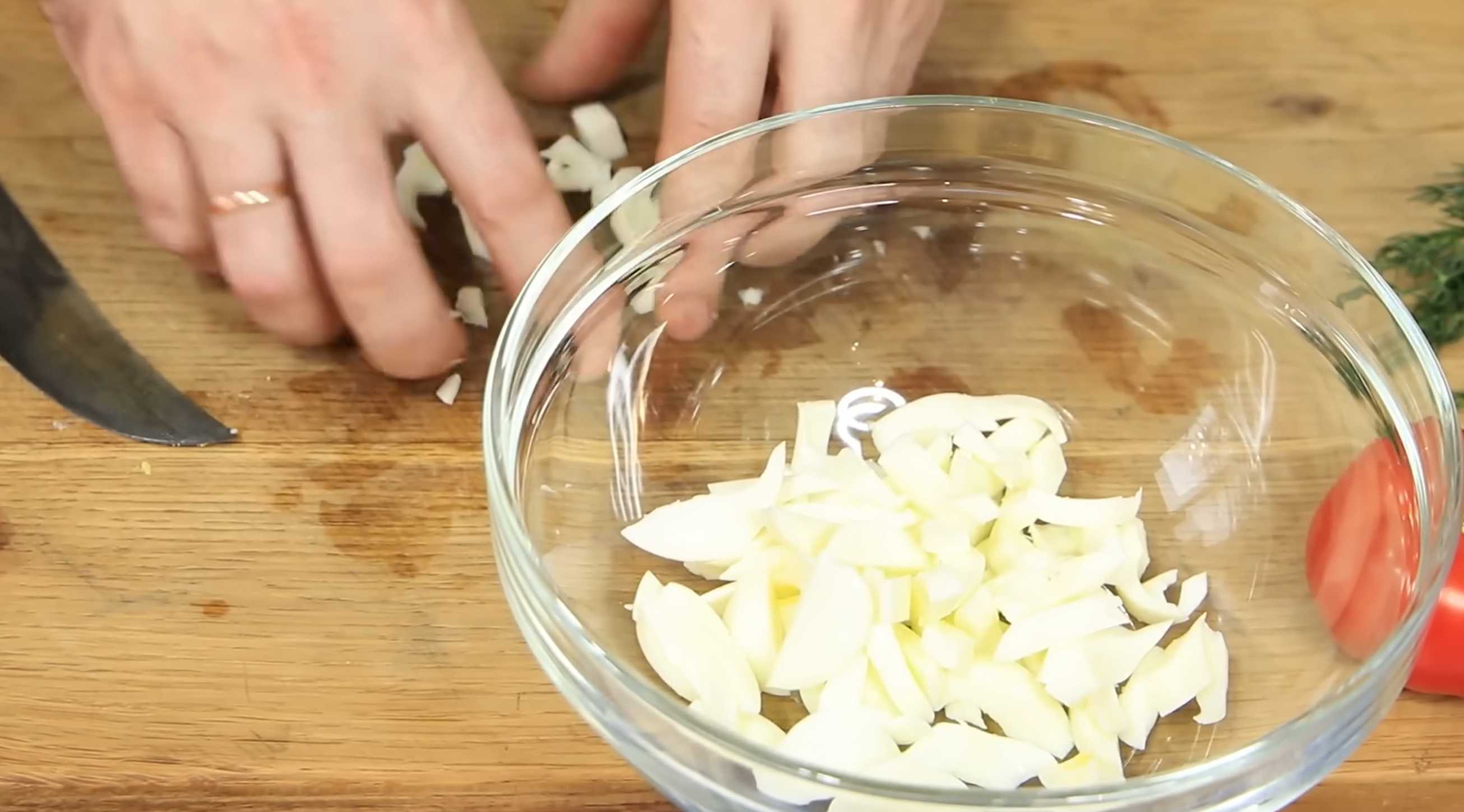 Salade de bâtonnets de crabe et de tomates - Étape 2