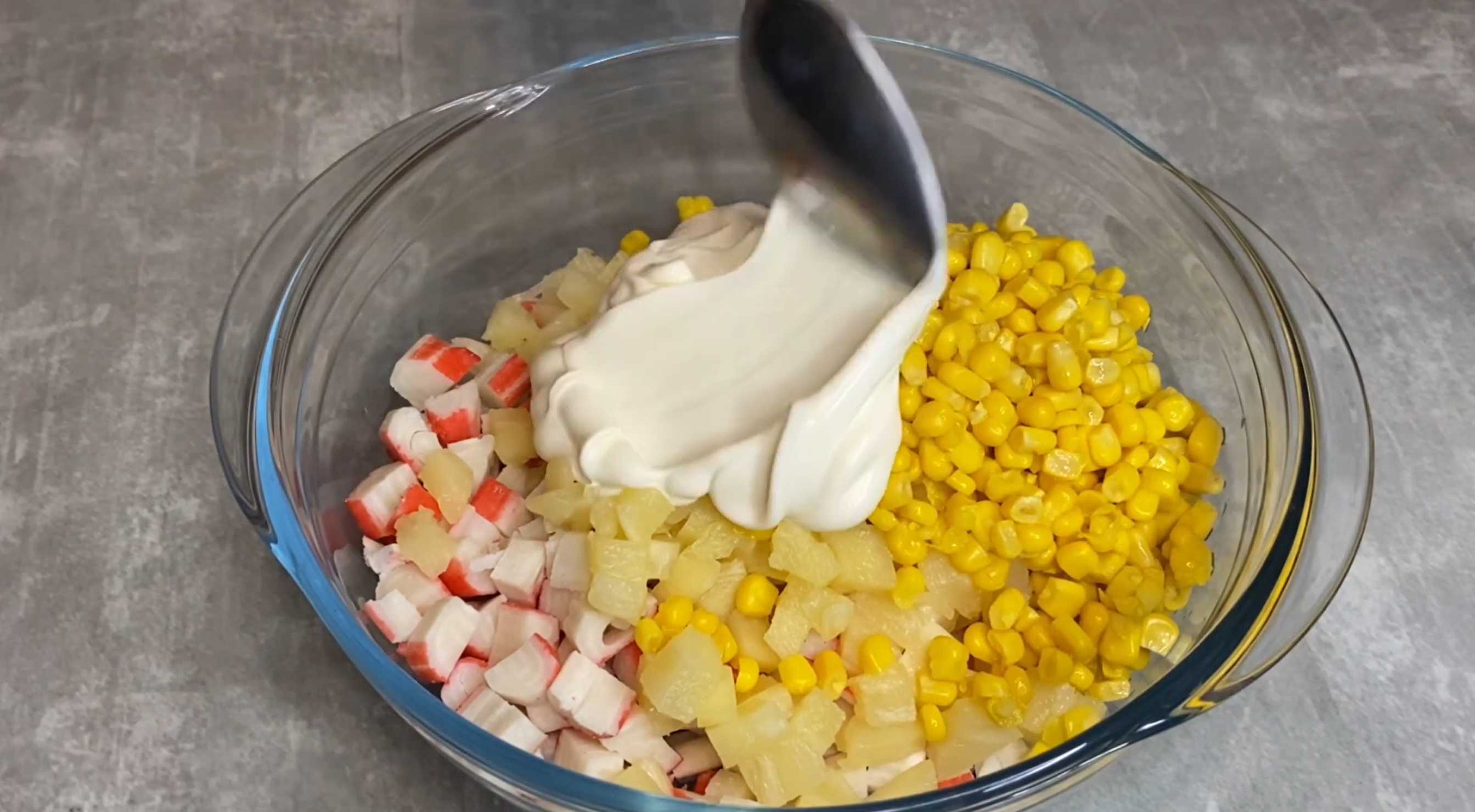 Salade de bâtonnets de crabe et d'ananas - Étape 5