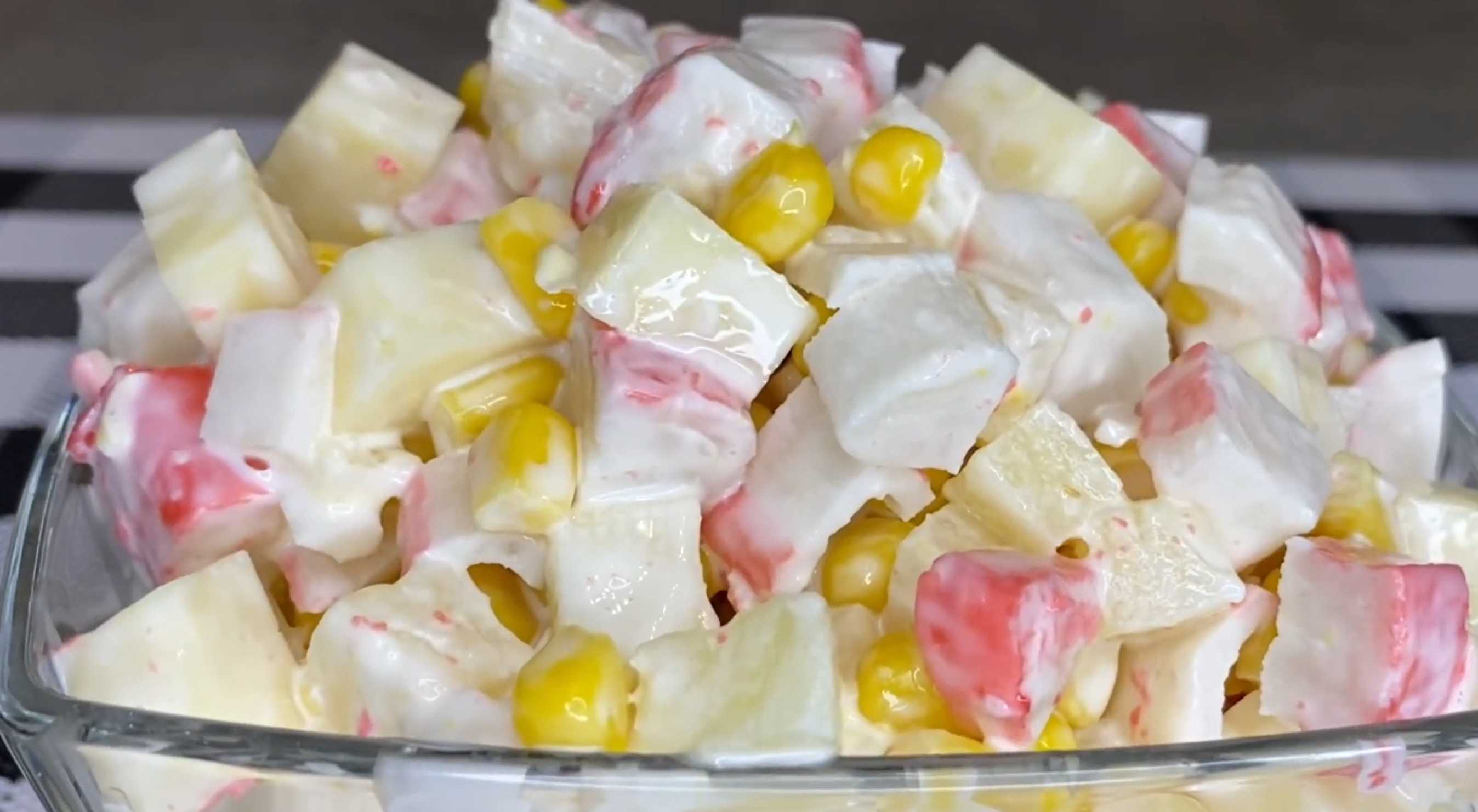 Salade de bâtonnets de crabe et d'ananas - Étape 7