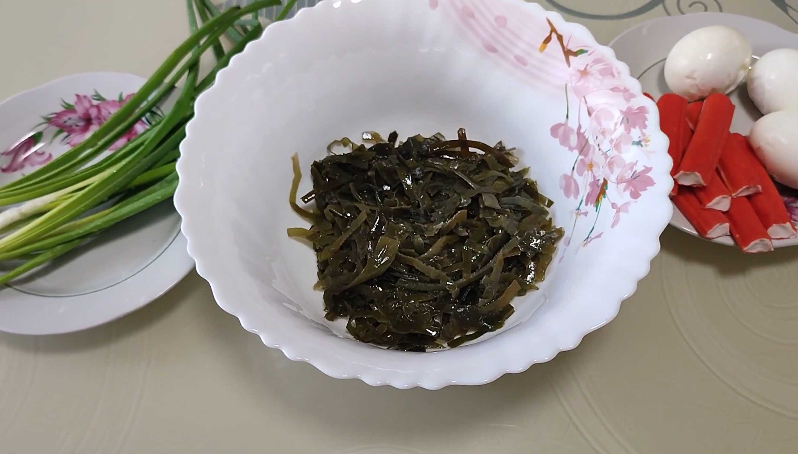 Salade d'algues aux bâtonnets de crabe - Étape 1