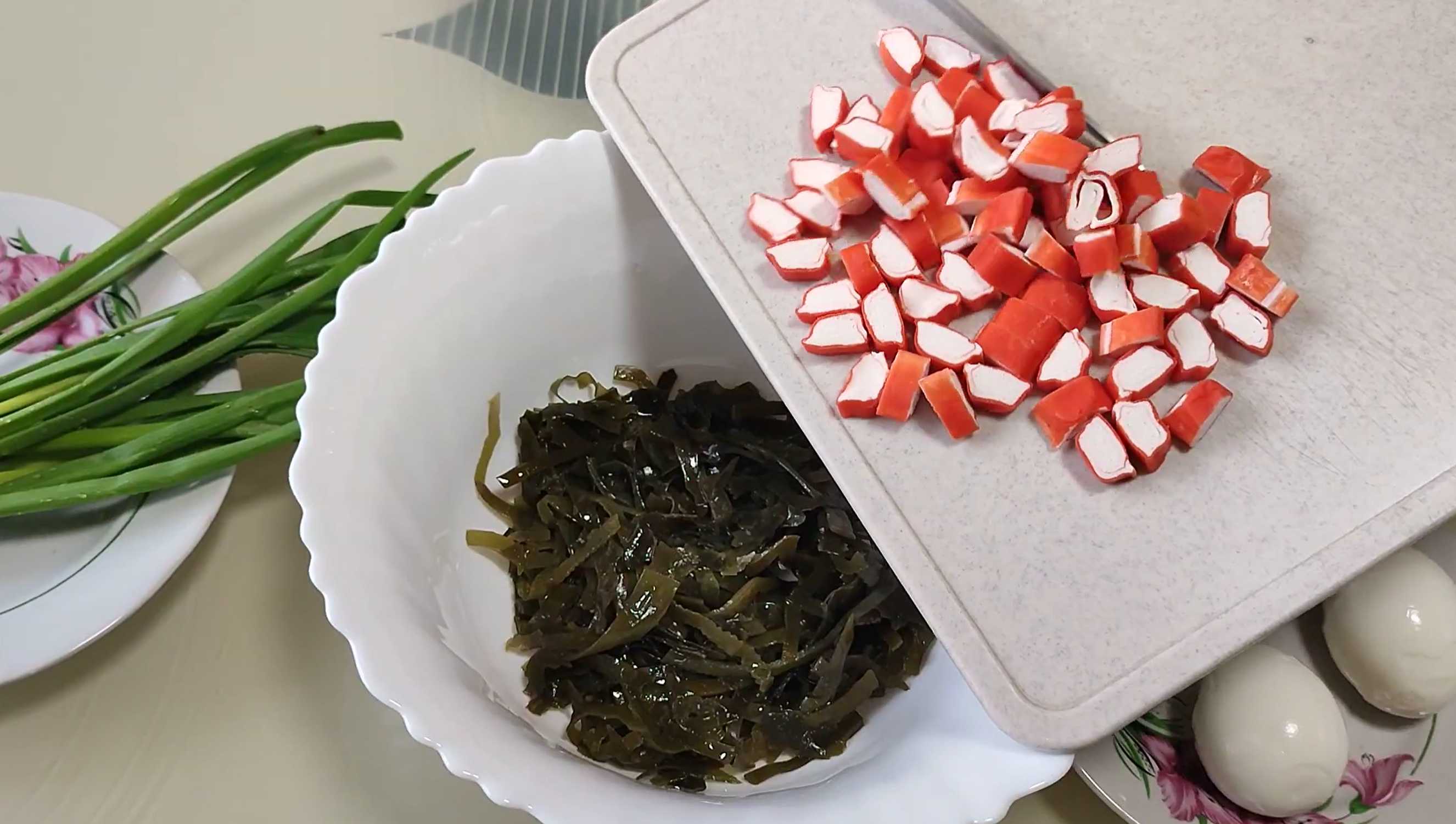 Salade d'algues aux bâtonnets de crabe - Étape 2
