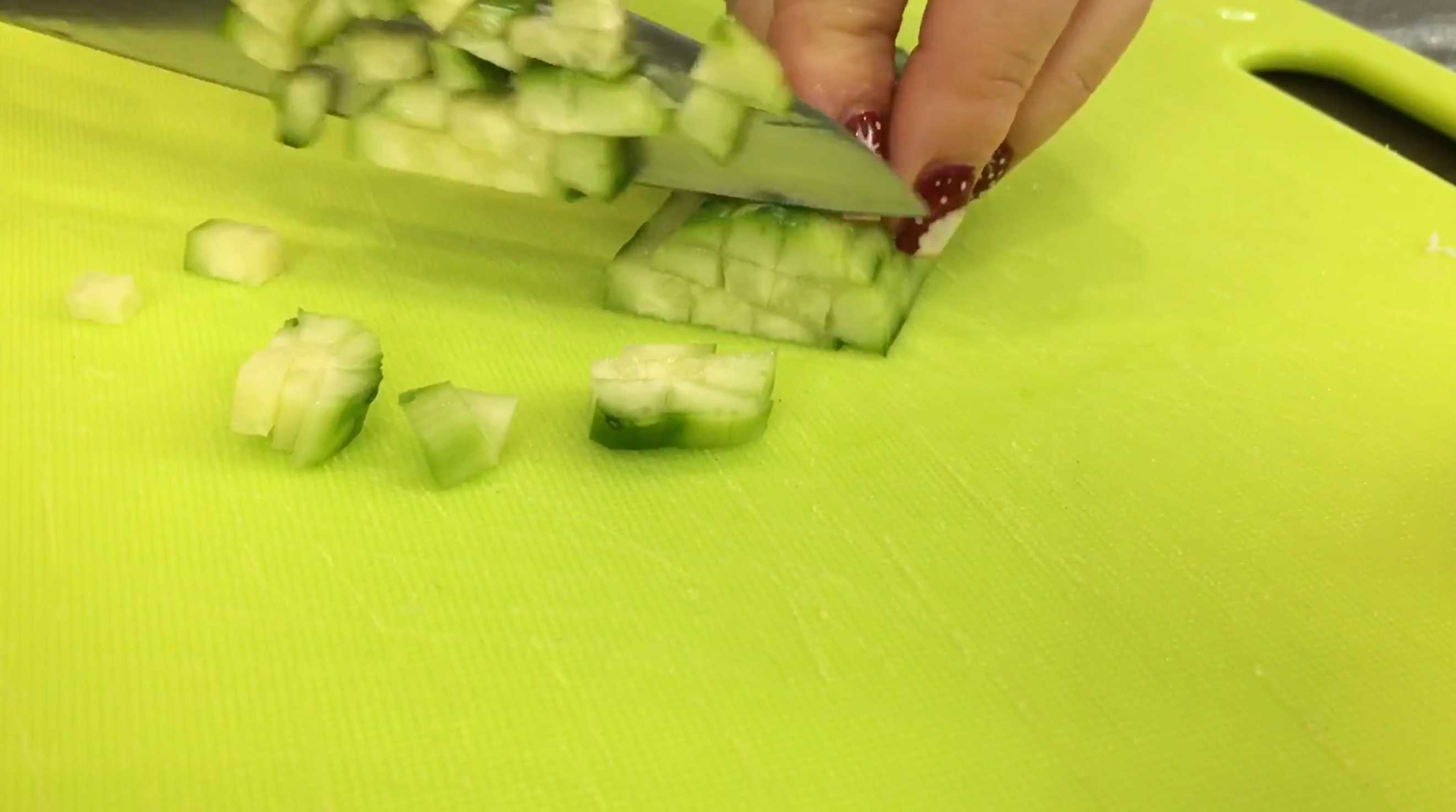 Salade festive aux bâtonnets de crabe, crevettes et maïs - Étape 3
