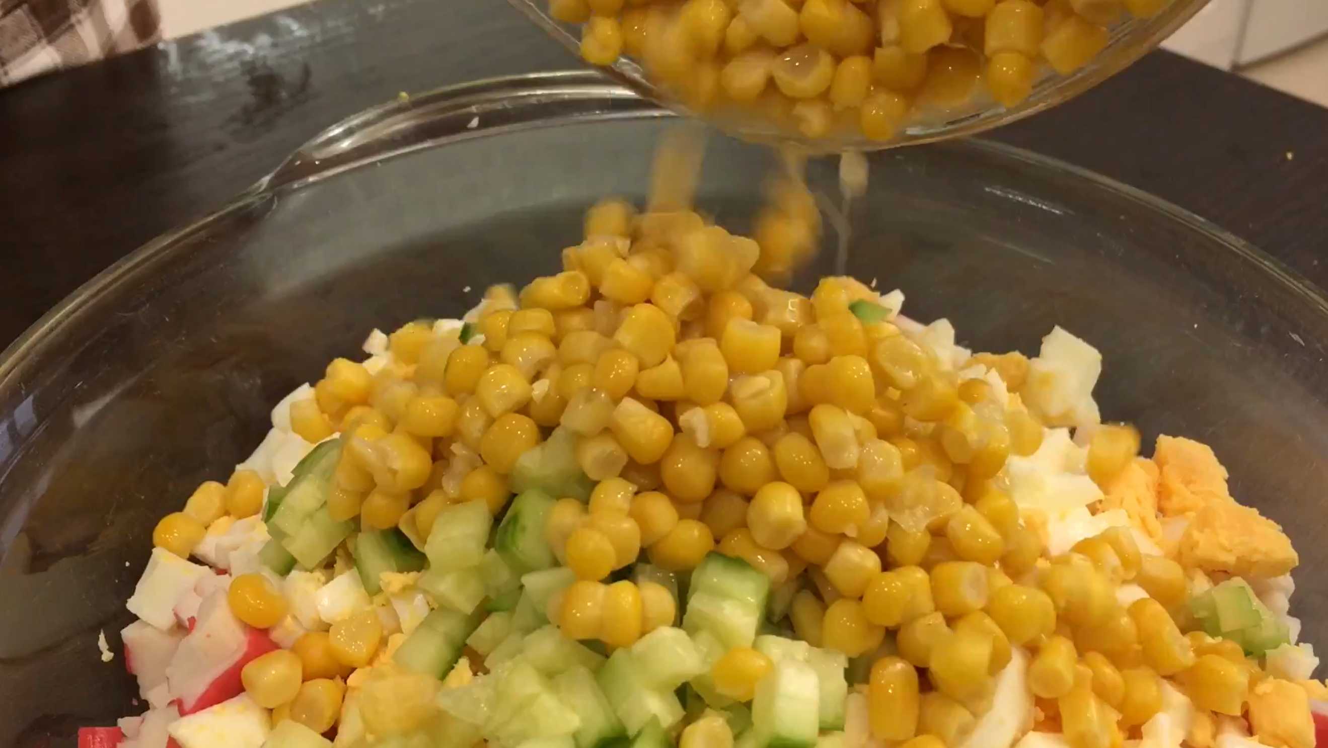 Salade festive aux bâtonnets de crabe, crevettes et maïs - Étape 4