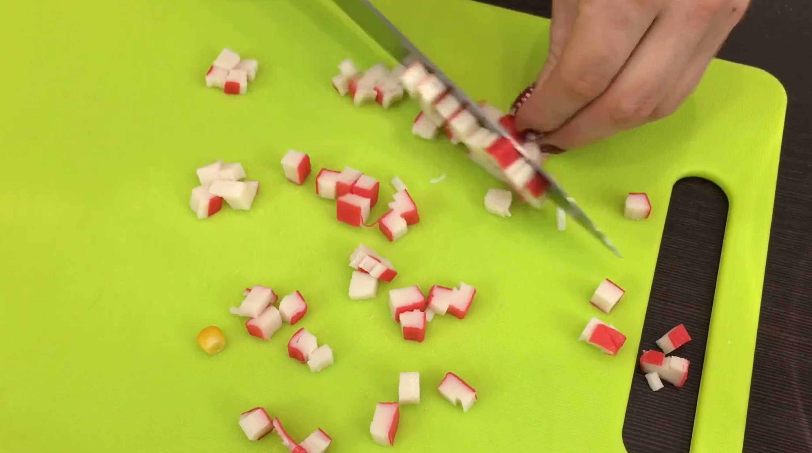 Salade festive aux bâtonnets de crabe, crevettes et maïs - Étape 1