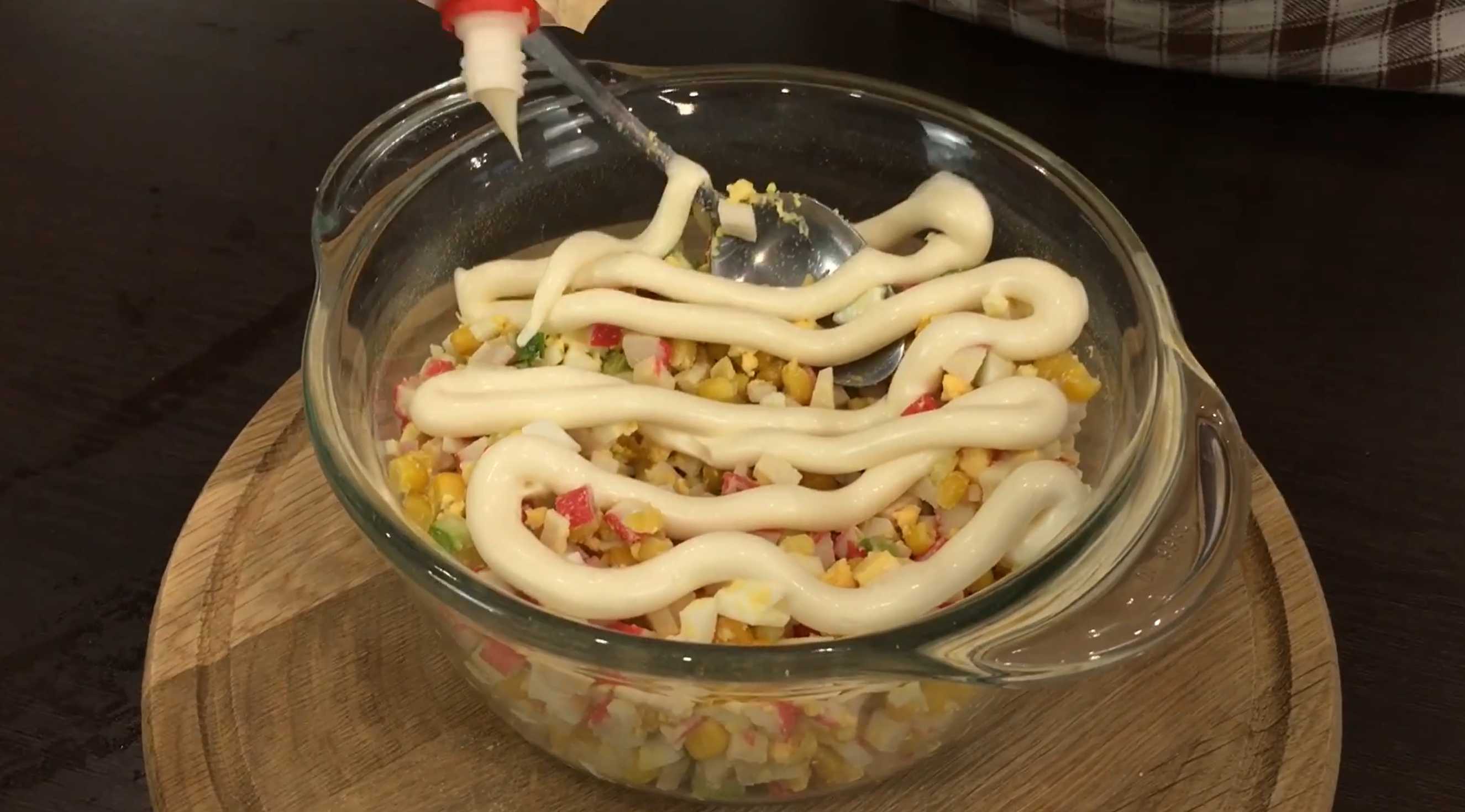 Salade festive aux bâtonnets de crabe, crevettes et maïs - Étape 7