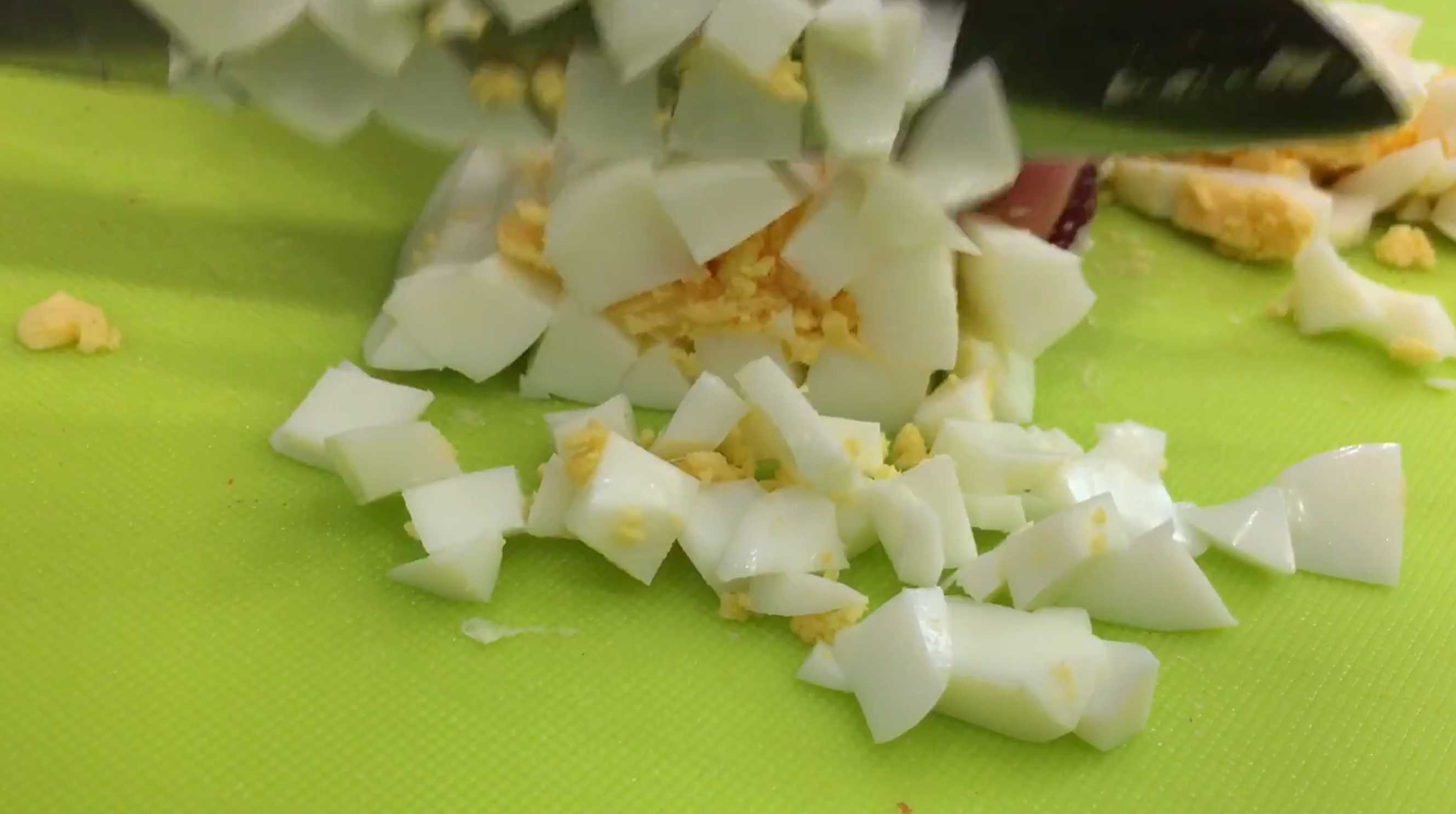 Salade festive aux bâtonnets de crabe, crevettes et maïs - Étape 2