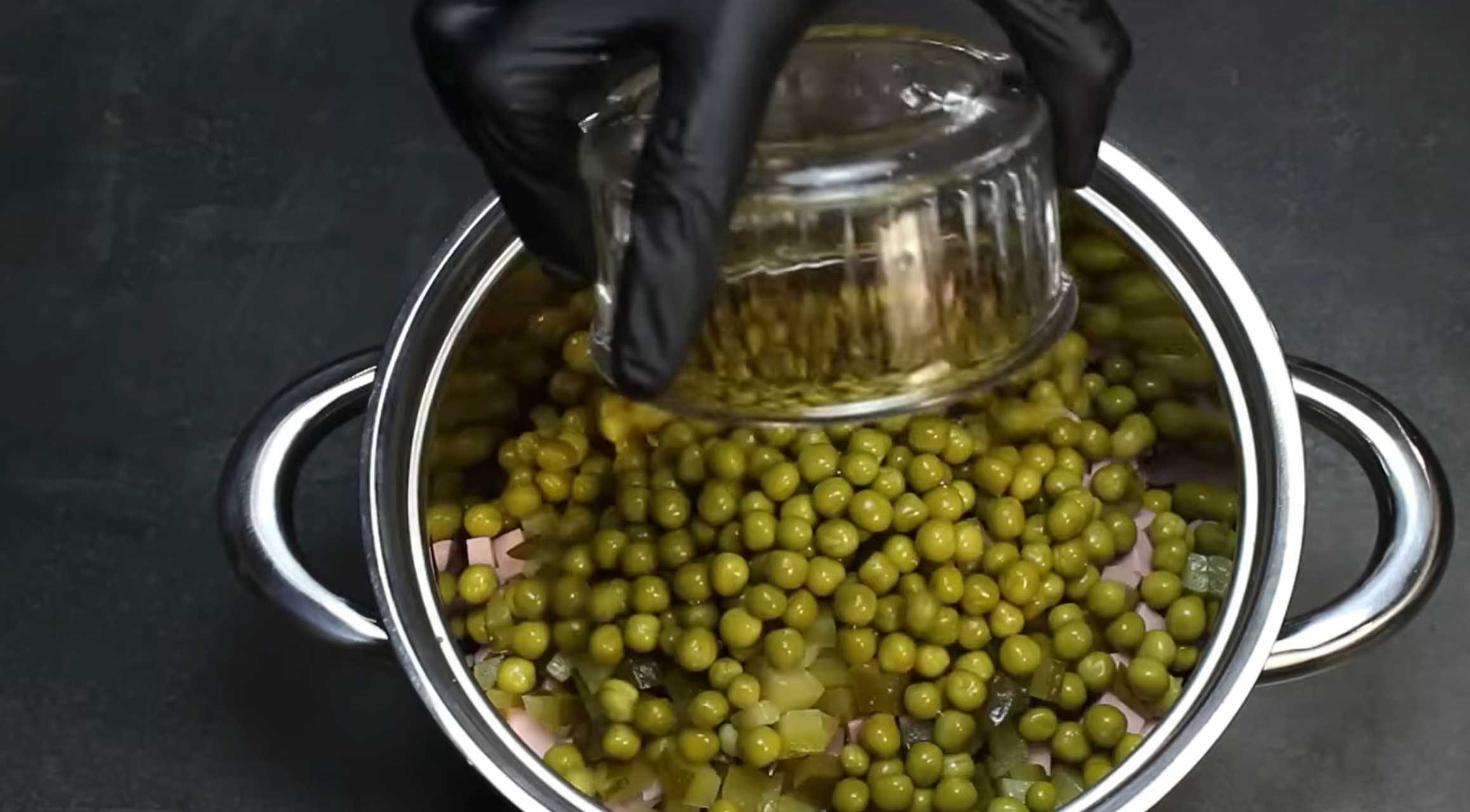 Salade Olivier simple - Étape 7