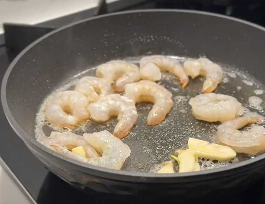 Pâtes aux crevettes à la sauce crémeuse - Étape 2