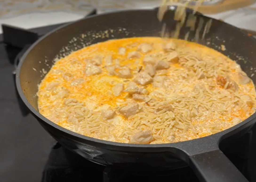 Poulet aux pâtes orzo en sauce crémeuse - Étape 5