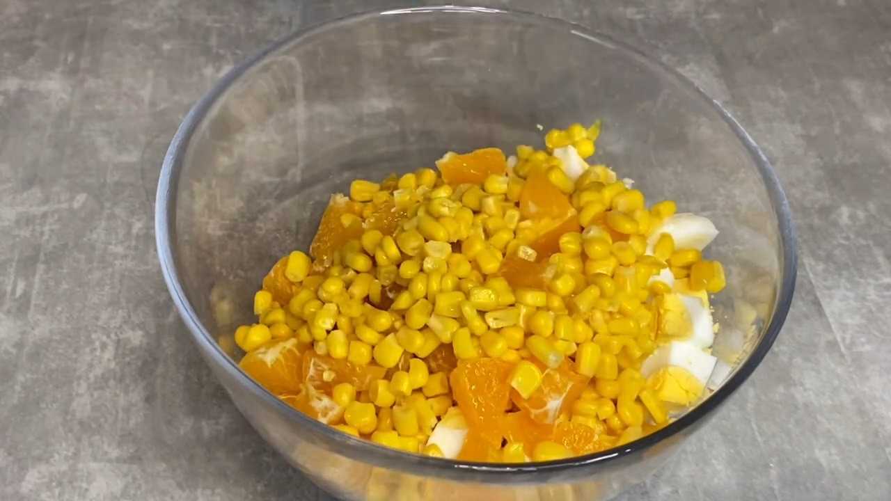 Salade de bâtonnets de crabe et de mandarine - Étape 4