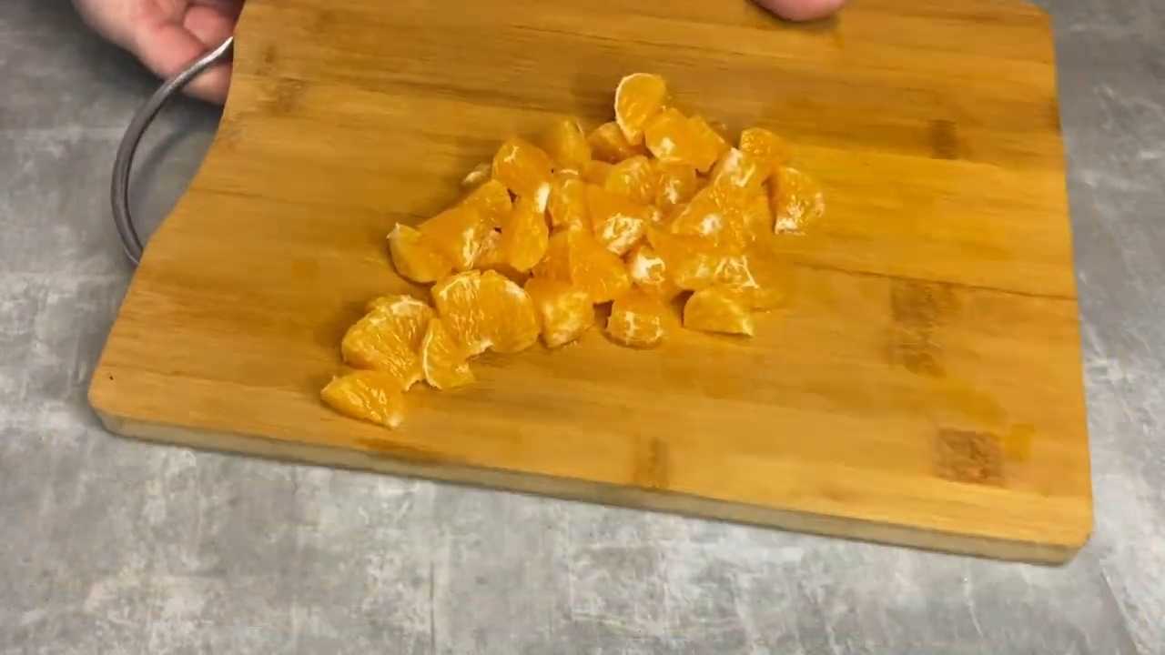 Salade de bâtonnets de crabe et de mandarine - Étape 3