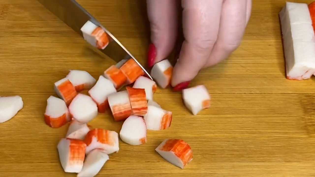 Salade de bâtonnets de crabe et de mandarine - Étape 1