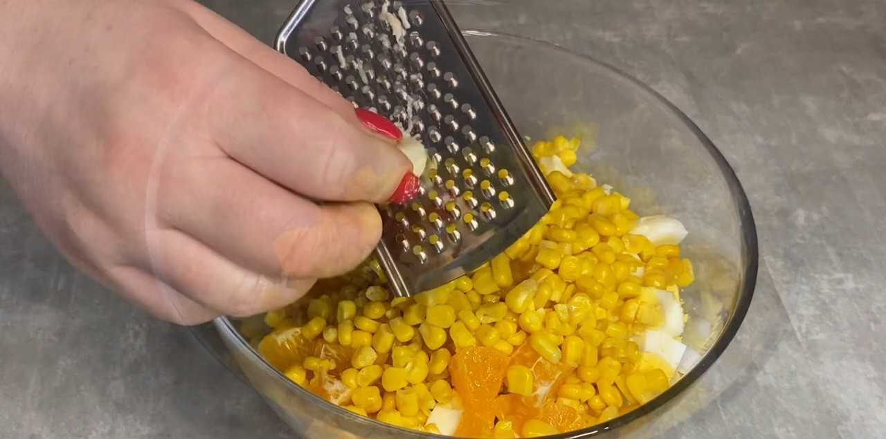 Salade de bâtonnets de crabe et de mandarine - Étape 5