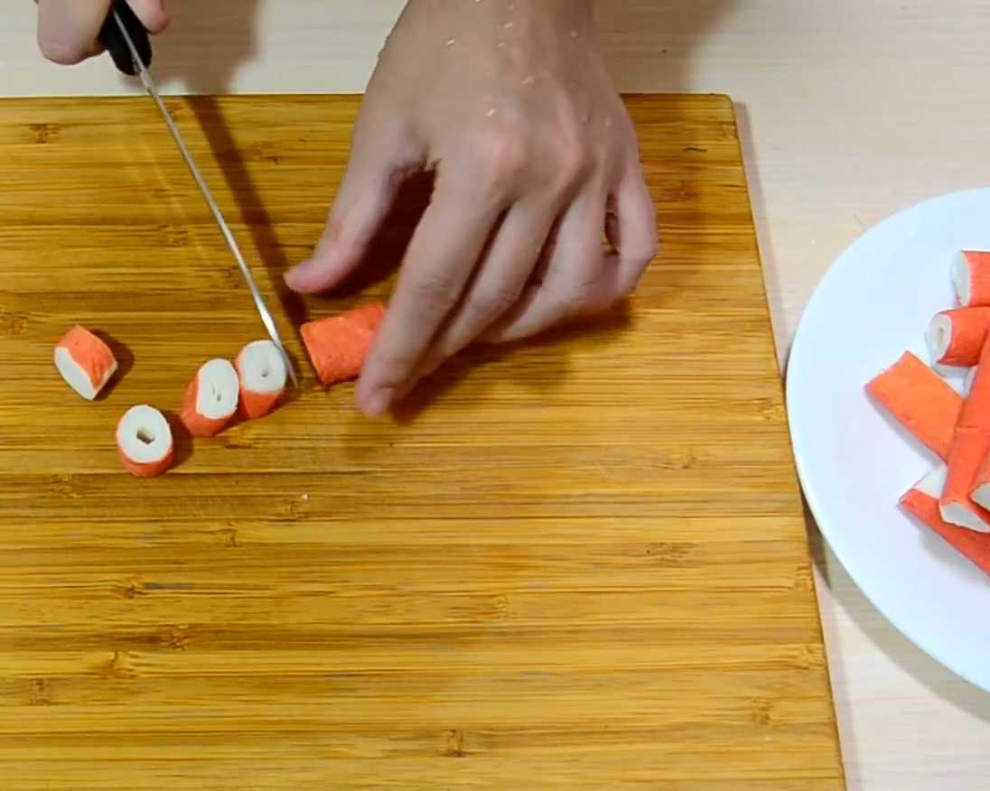 Salade de champignons et de bâtonnets de crabe - Étape 7