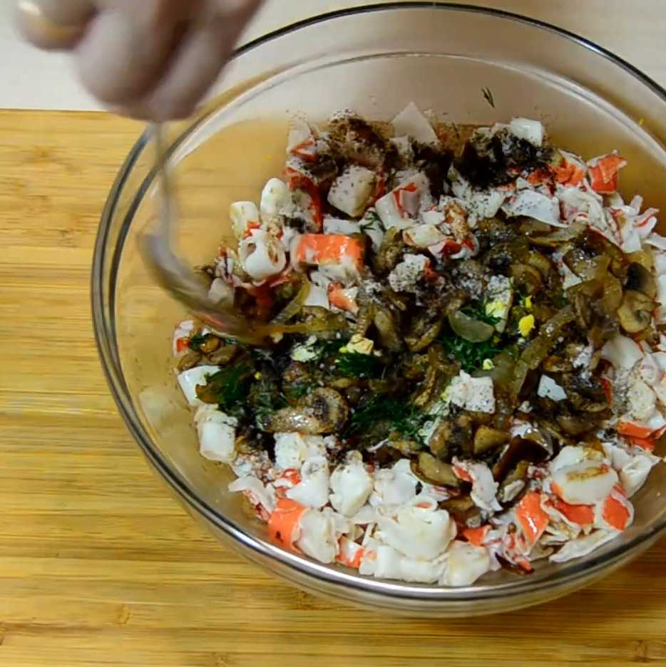 Salade de champignons et de bâtonnets de crabe - Étape 10