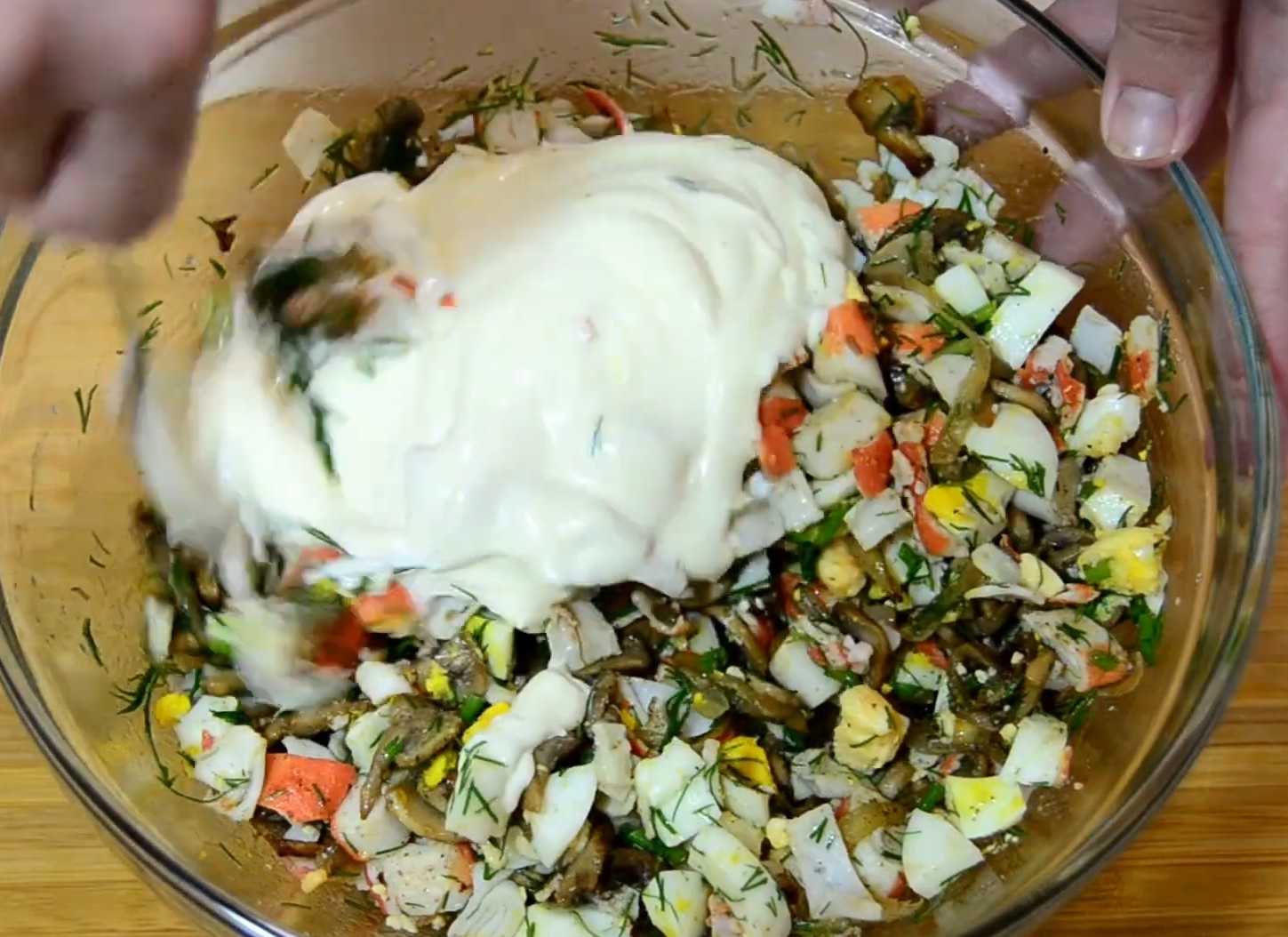 Salade de champignons et de bâtonnets de crabe - Étape 11