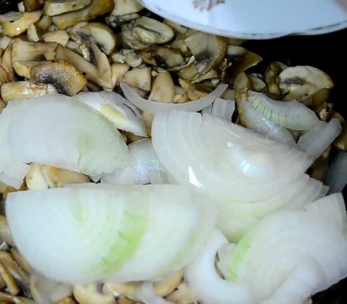 Salade de champignons et de bâtonnets de crabe - Étape 5
