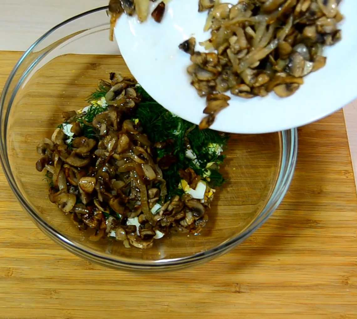 Salade de champignons et de bâtonnets de crabe - Étape 6