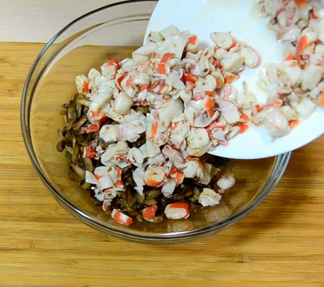 Salade de champignons et de bâtonnets de crabe - Étape 9