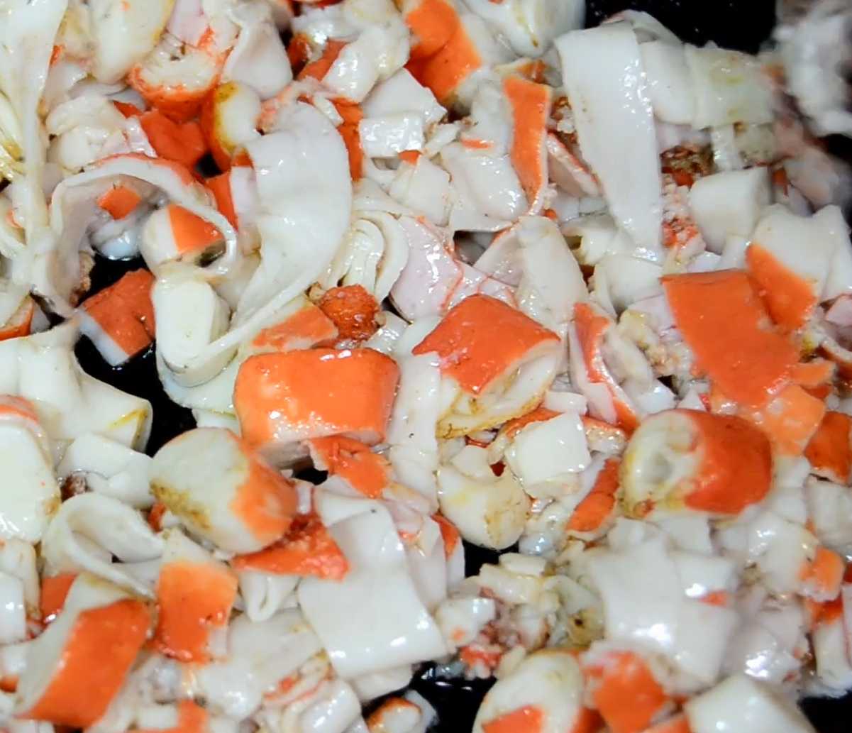 Salade de champignons et de bâtonnets de crabe - Étape 8