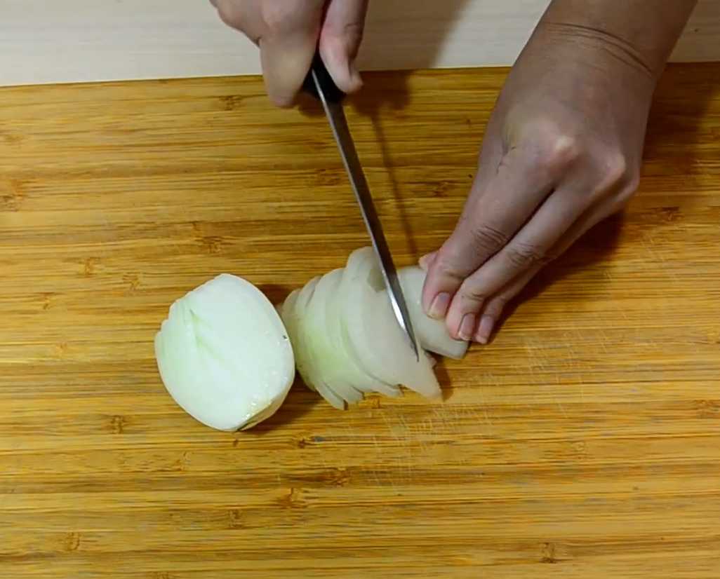 Salade de champignons et de bâtonnets de crabe - Étape 4