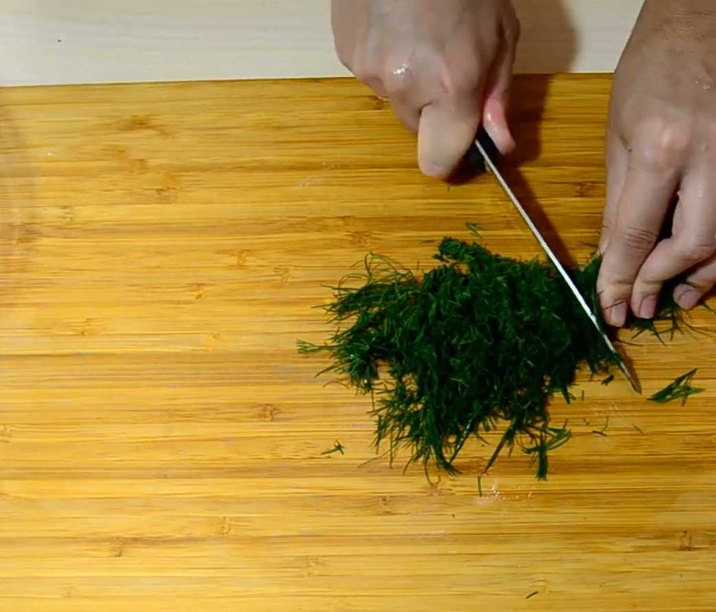 Salade de champignons et de bâtonnets de crabe - Étape 2