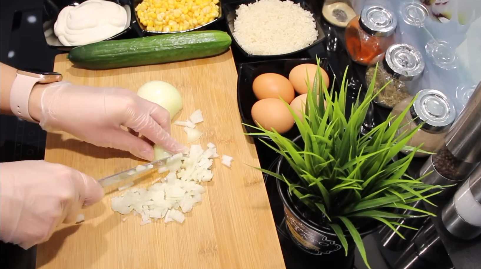 Salade de crabe aux oignons - Étape 1