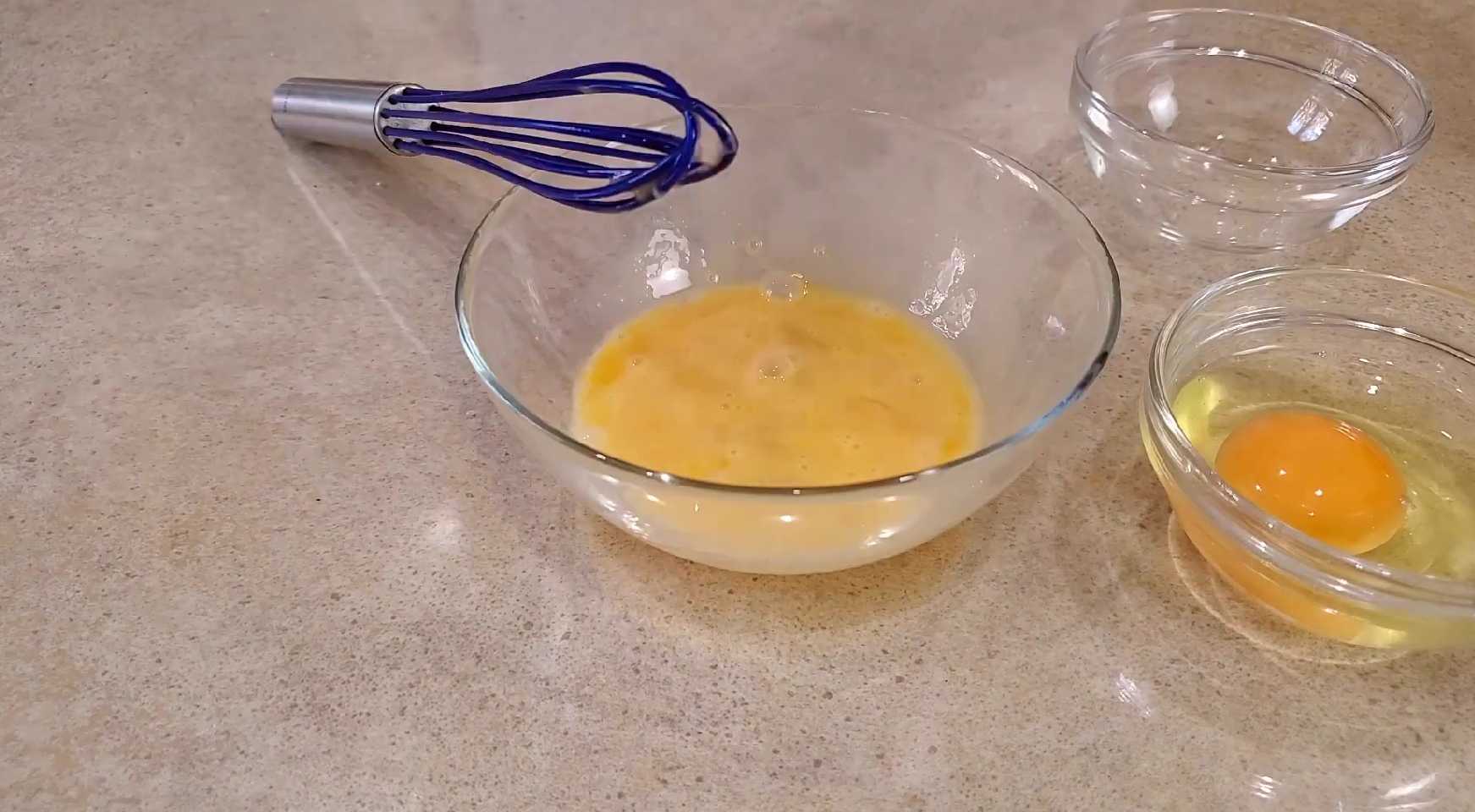 Salade de crabe avec crêpes aux œufs - Étape 1