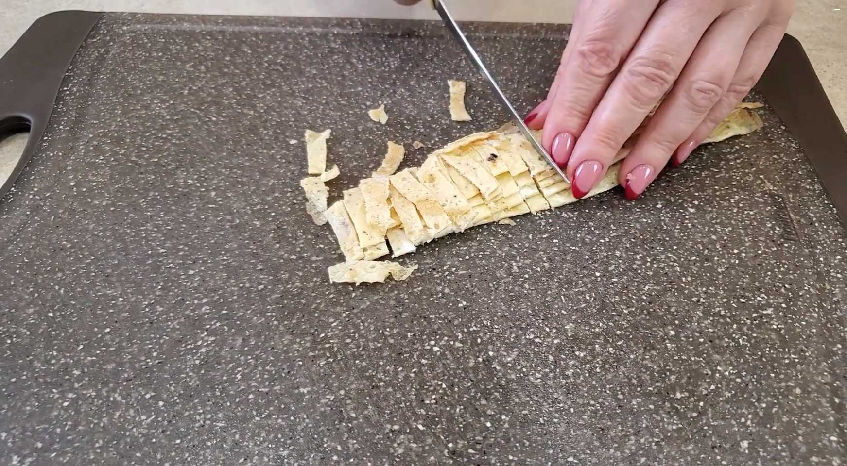 Salade de crabe avec crêpes aux œufs - Étape 7