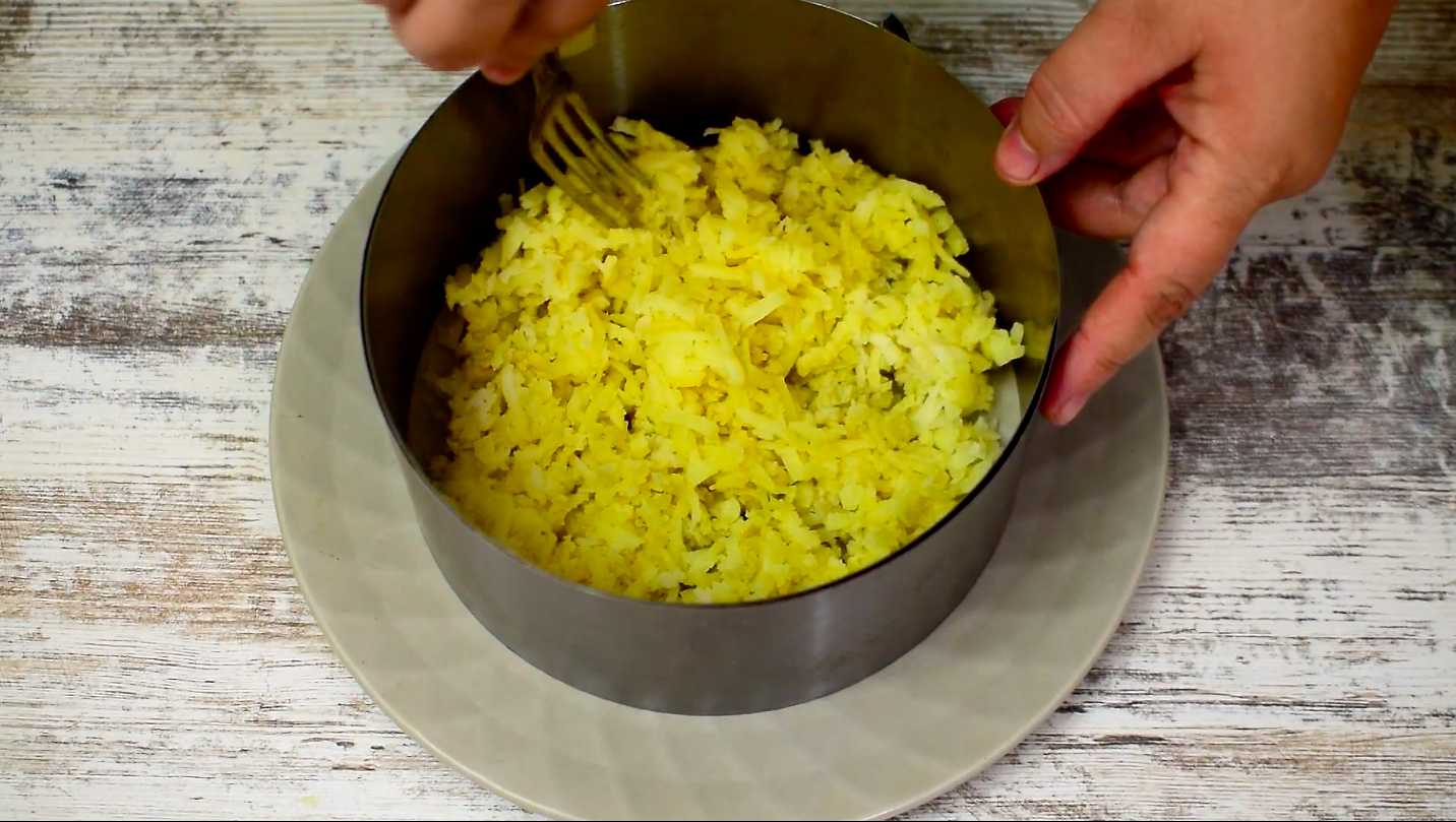 Salade de crabe sous un manteau de fourrure - Étape 1