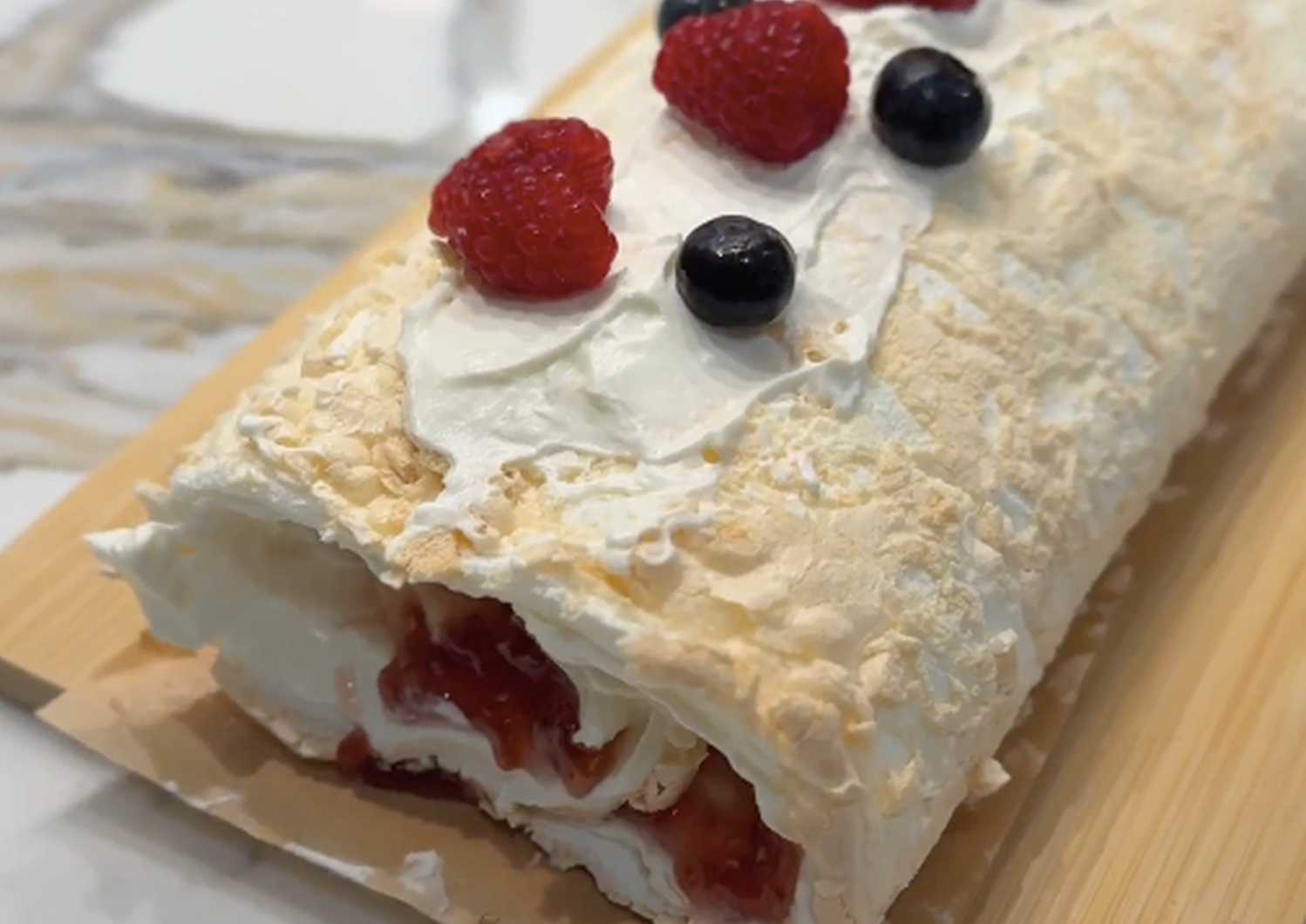 Roulé meringué aux fruits rouges - Étape 8