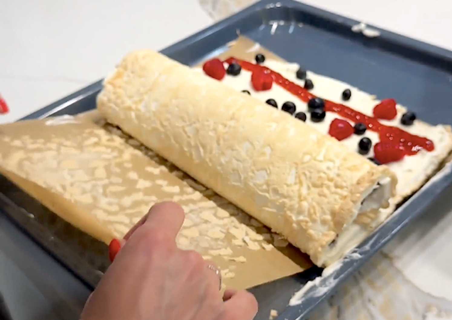 Roulé de meringue aux fruits rouges - Étape 7