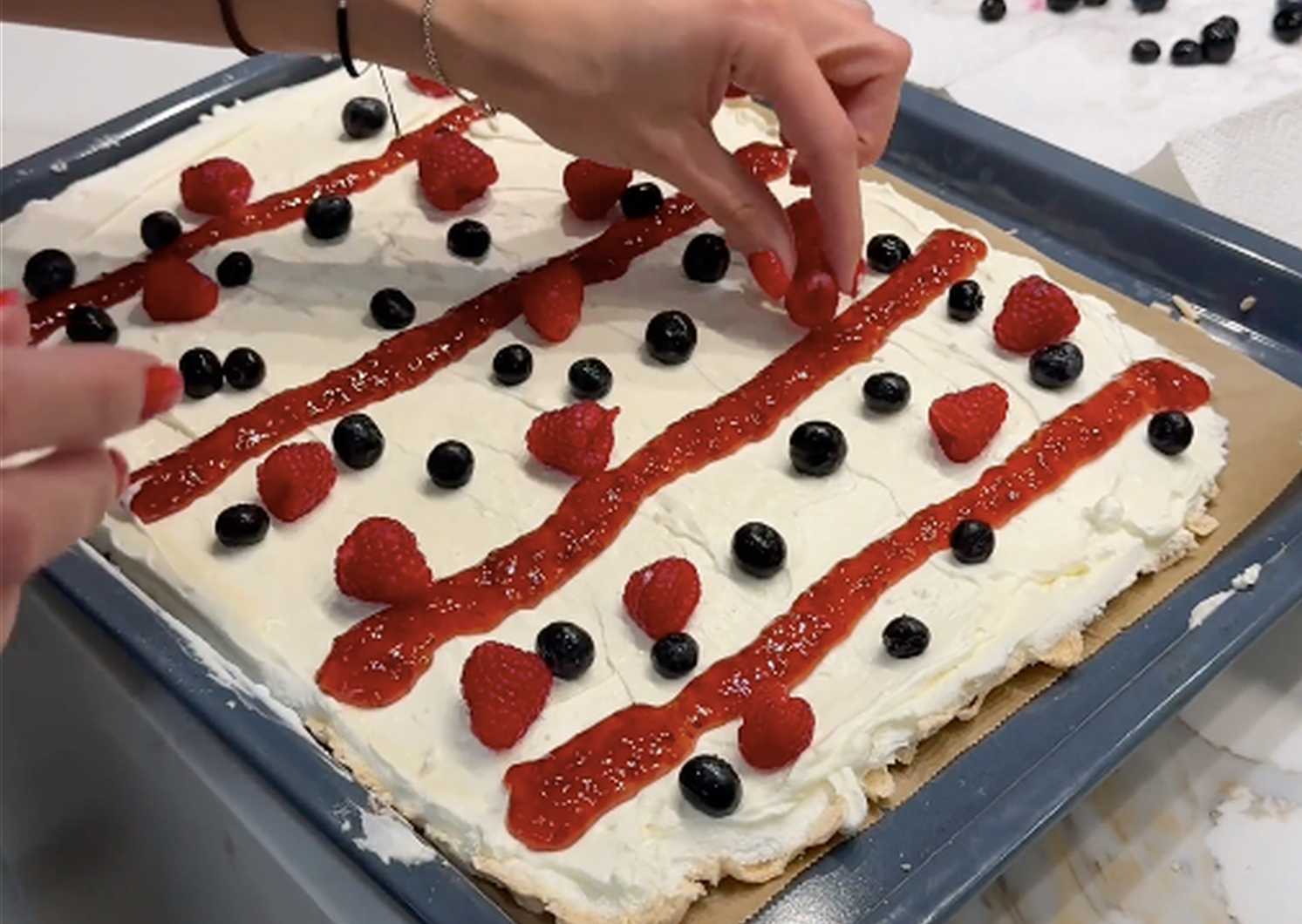 Roulé de meringue aux fruits rouges - Étape 6