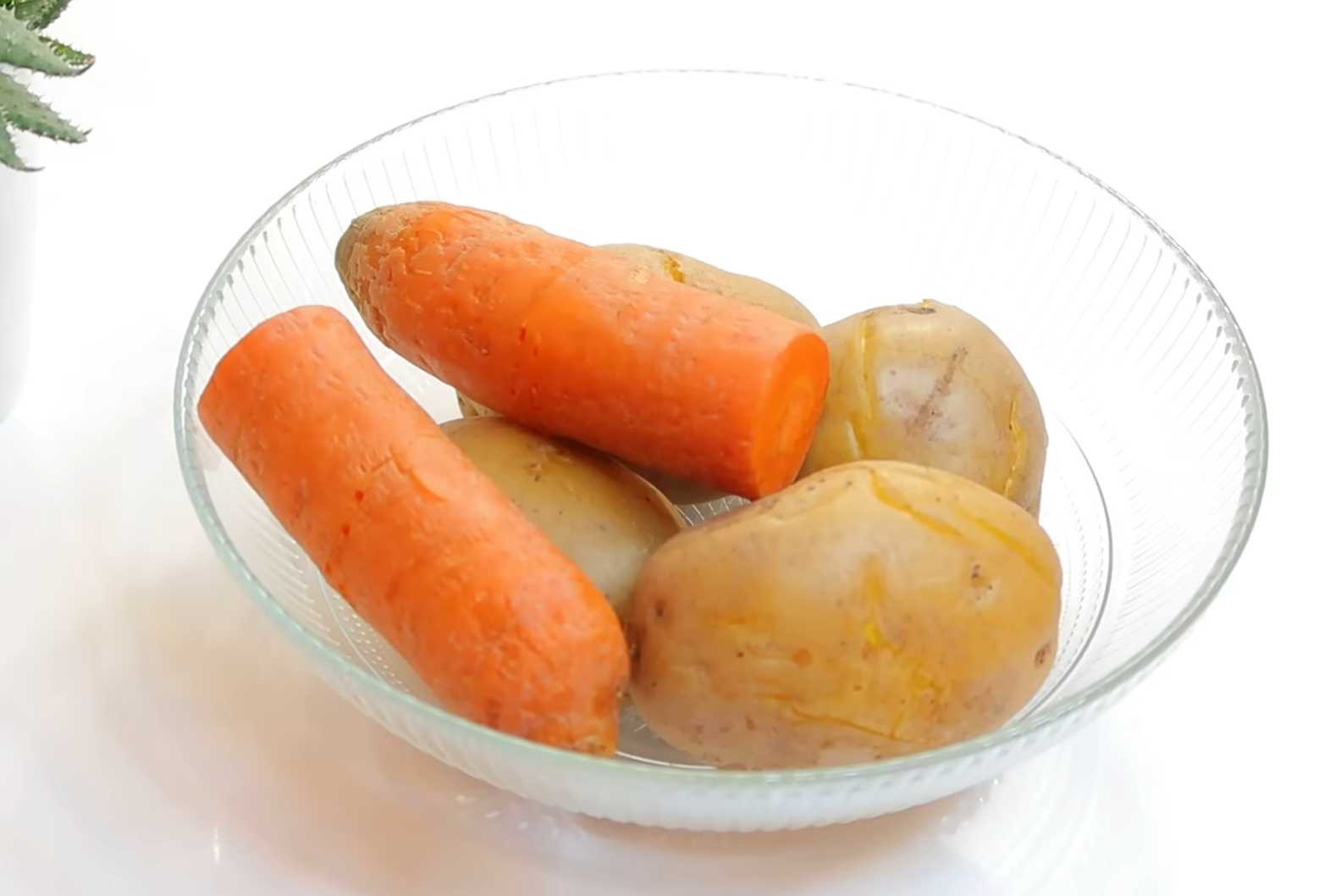 Salade Olivier classique - Étape 1