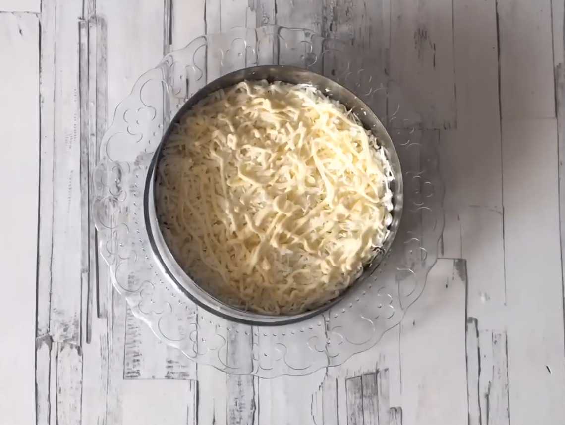 Hareng sous un manteau de fourrure avec du fromage fondu - Étape 5