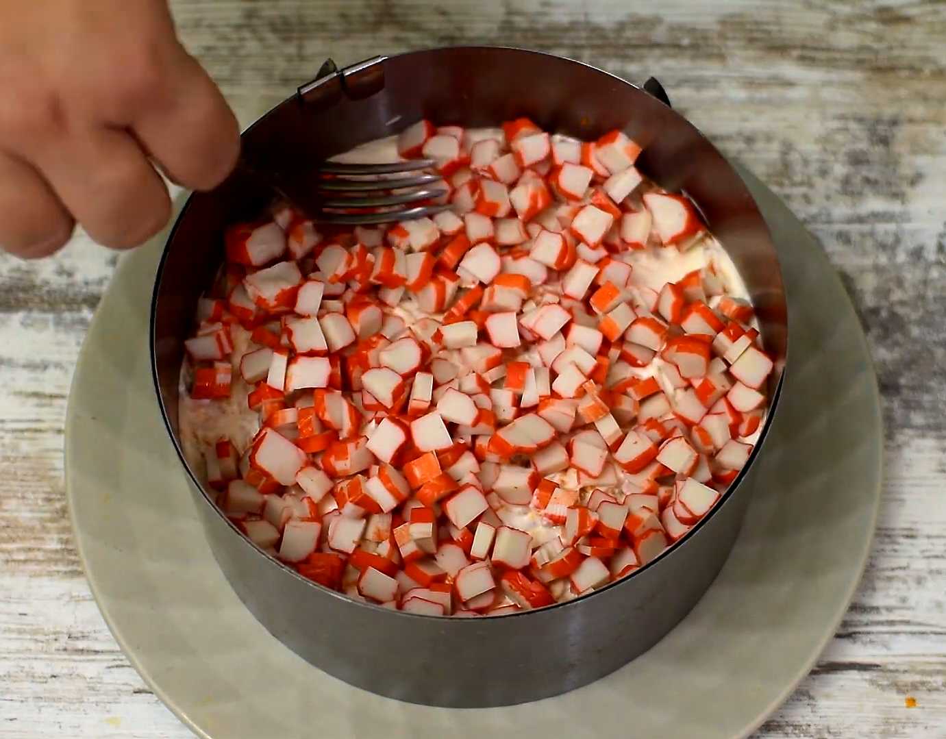 Hareng sous un manteau de fourrure avec des bâtonnets de crabe - Étape 6