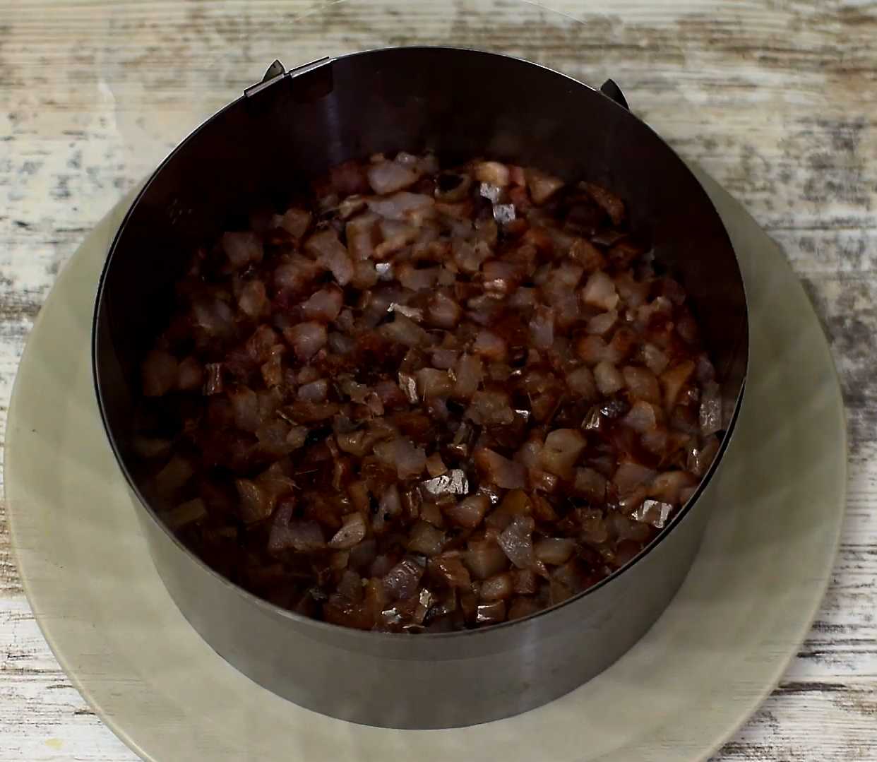 Hareng sous un manteau de fourrure avec des bâtonnets de crabe - Étape 4