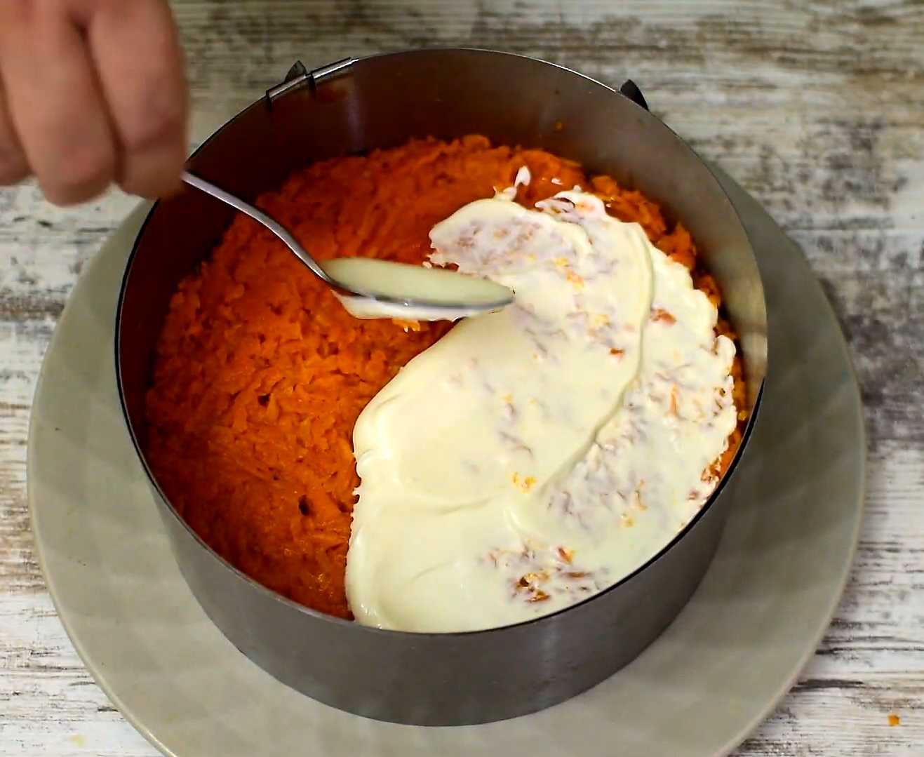 Hareng sous un manteau de fourrure avec des bâtonnets de crabe - Étape 5