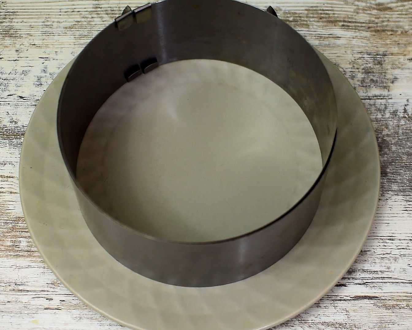 Hareng sous un manteau de fourrure avec des bâtonnets de crabe - Étape 1