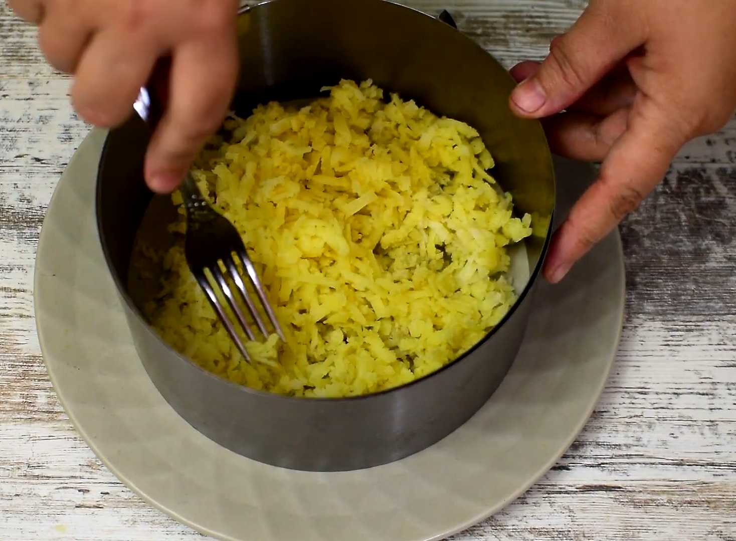 Hareng sous un manteau de fourrure avec des bâtonnets de crabe - Étape 2