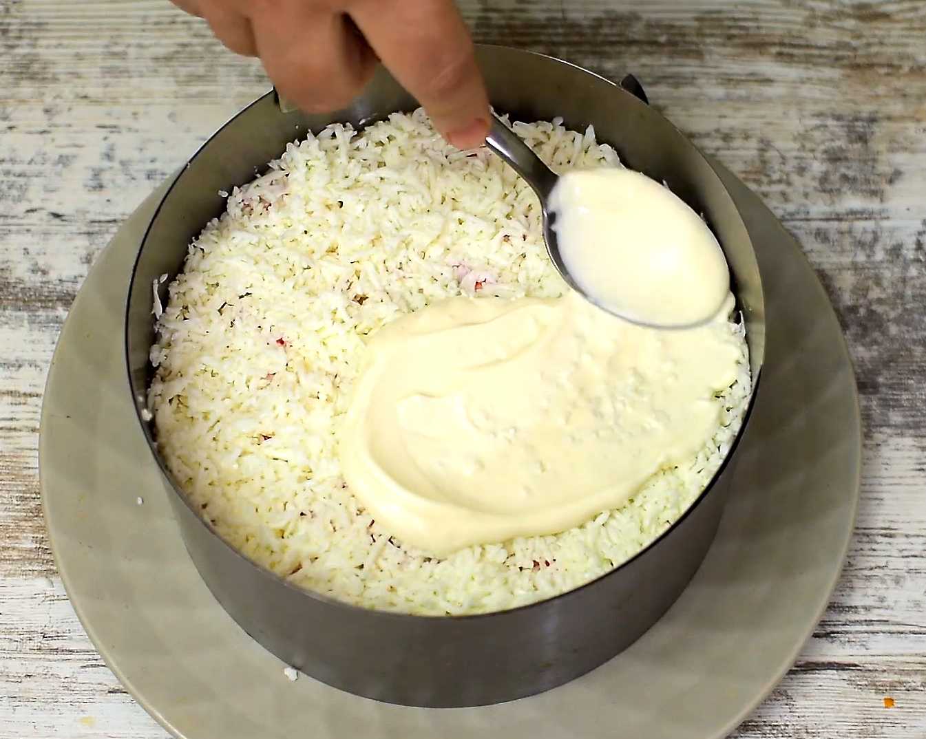 Hareng sous un manteau de fourrure avec des bâtonnets de crabe - Étape 7